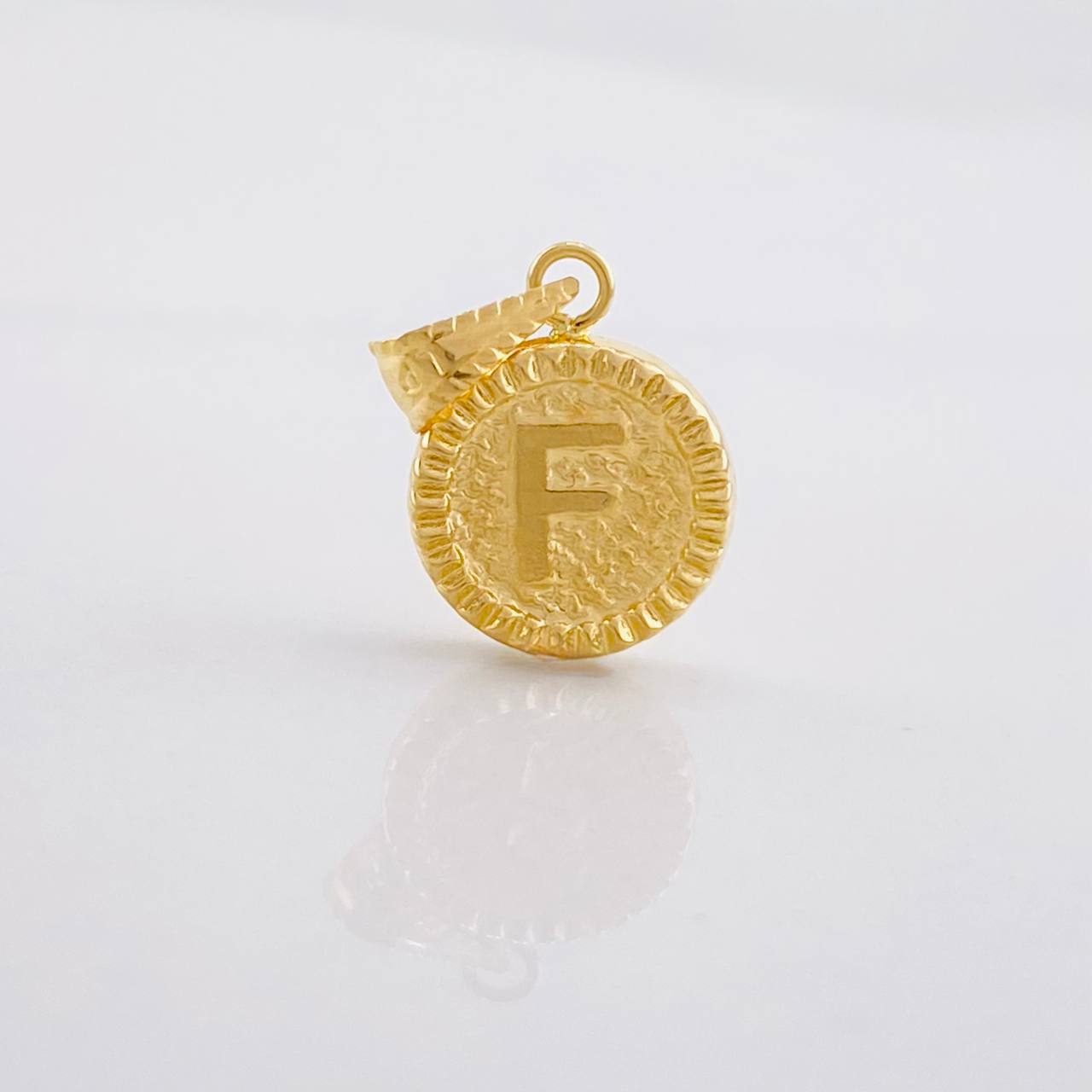 Dije Circulo Letra F 0.6g / 3/4 in Oro Amarillo 18K