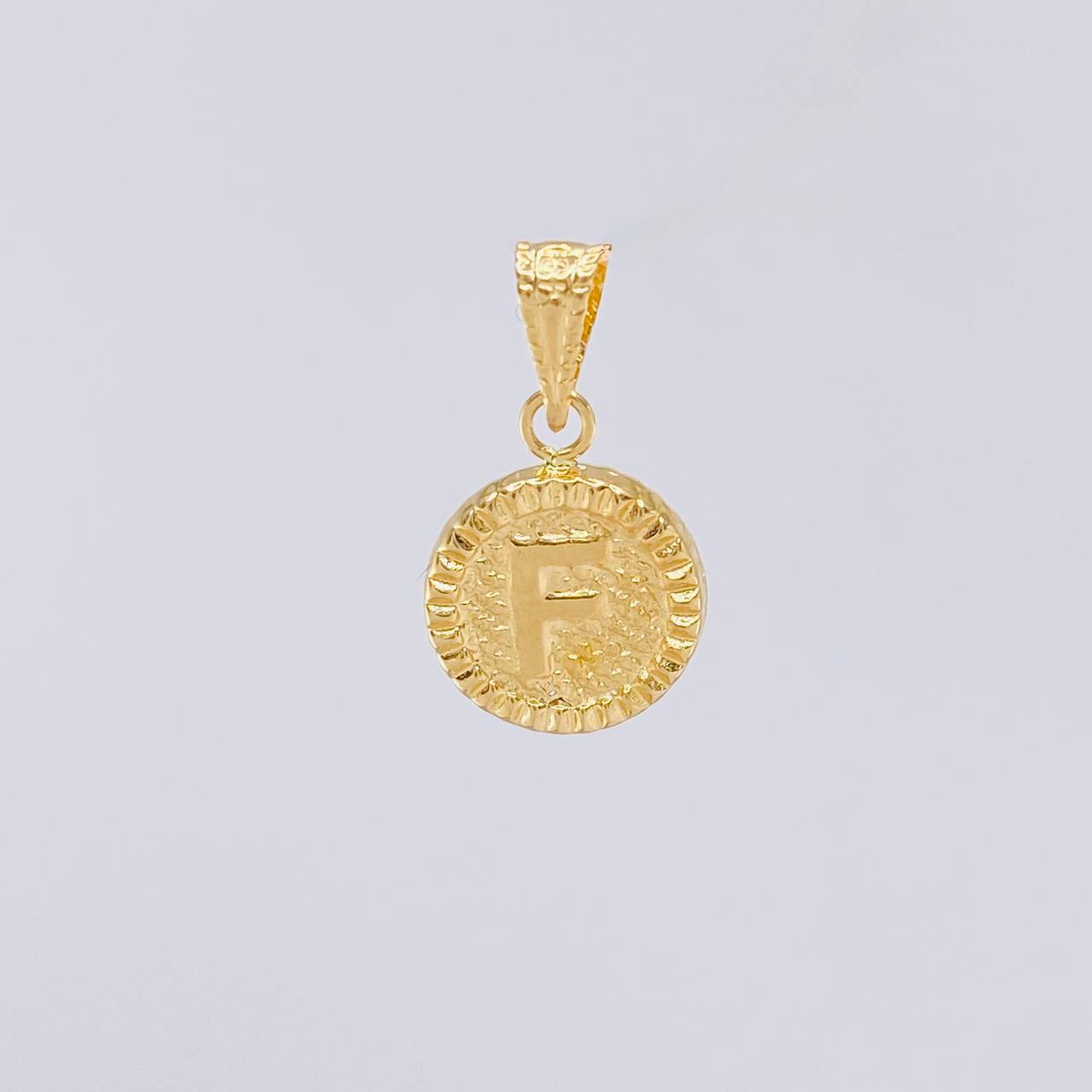 Dije Circulo Letra F 0.6g / 3/4 in Oro Amarillo 18K