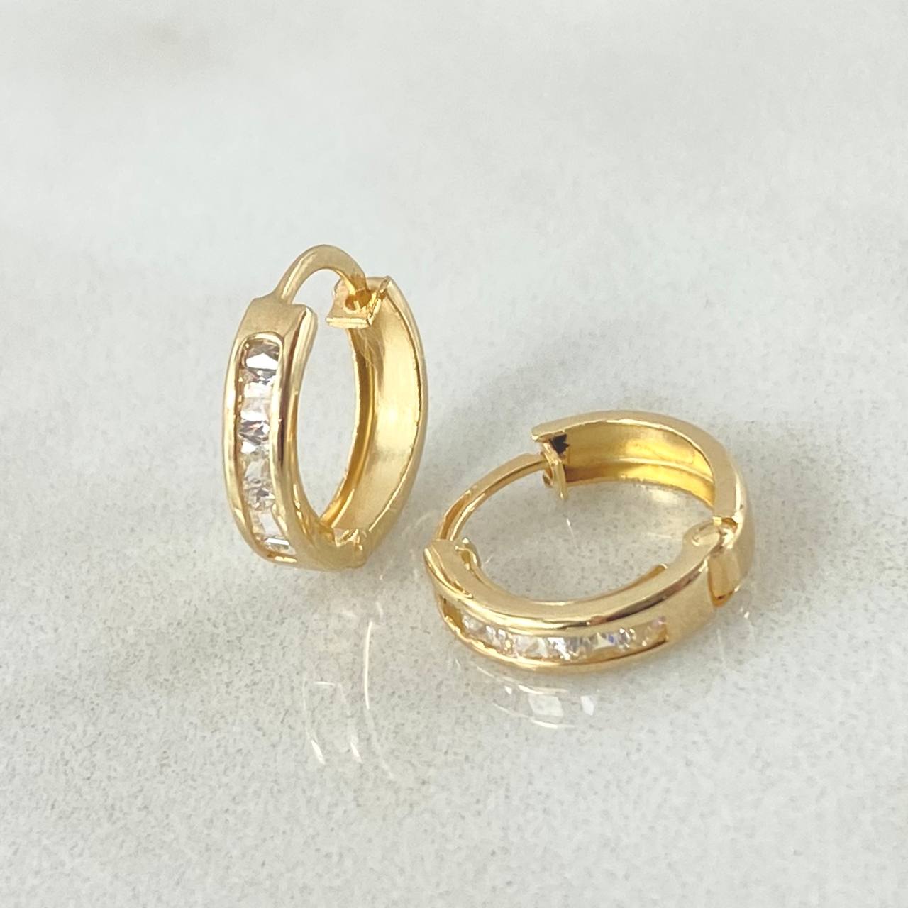 Hoop Earrings Track 0.9gr / 0.4in / 18K Gold ©