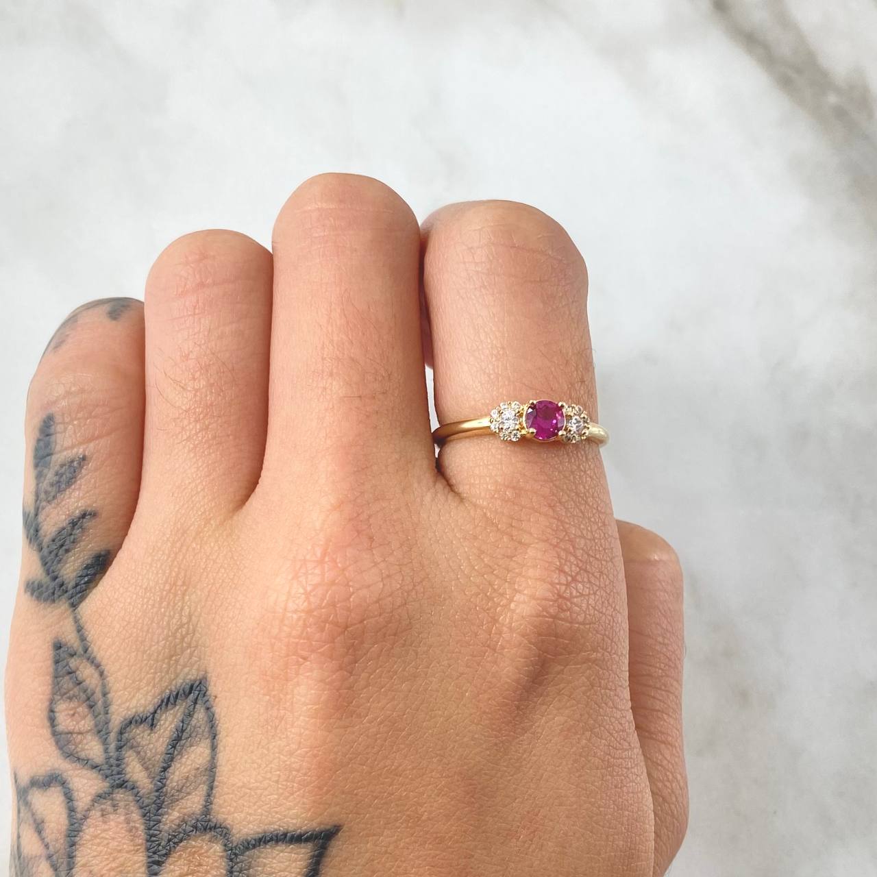 Solitaire Ring with Side Snowflakes 1.7gr / Size 5 1/4 / 18K Gold ©