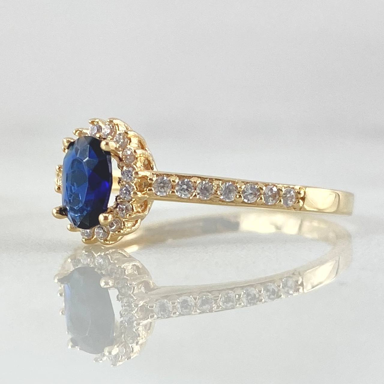 Oval Halo Solitaire Ring 2.3gr / Size 8 3/4 / 18K Gold ©