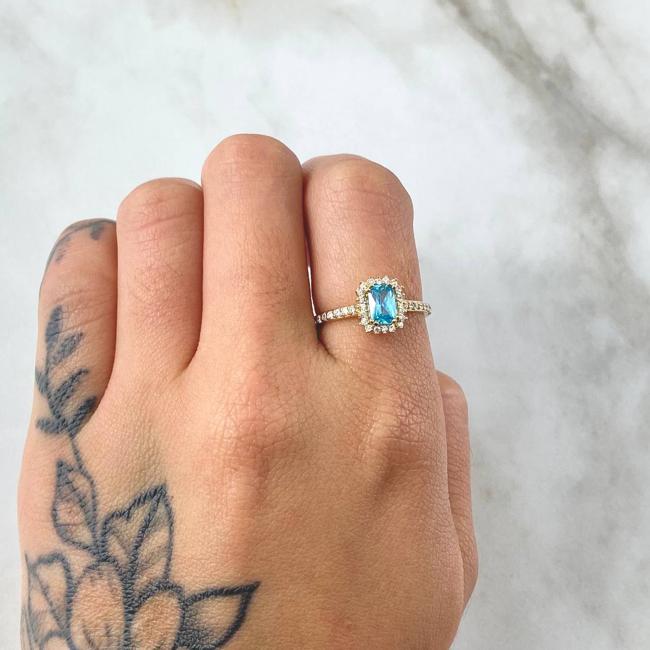 Anillo Solitario Halo Rectangular 2.8gr / T8 / Oro Amarillo 18K