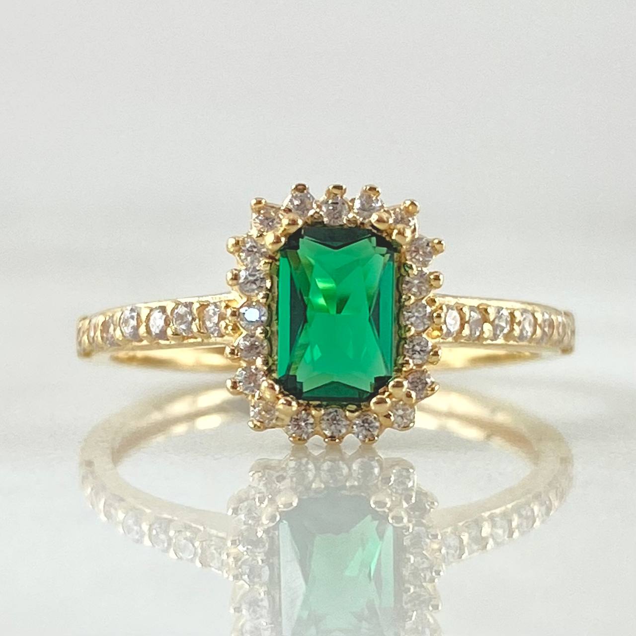 Rectangular Halo Solitaire Ring 2.5gr / Size 6 1/4 / 18K Gold ©