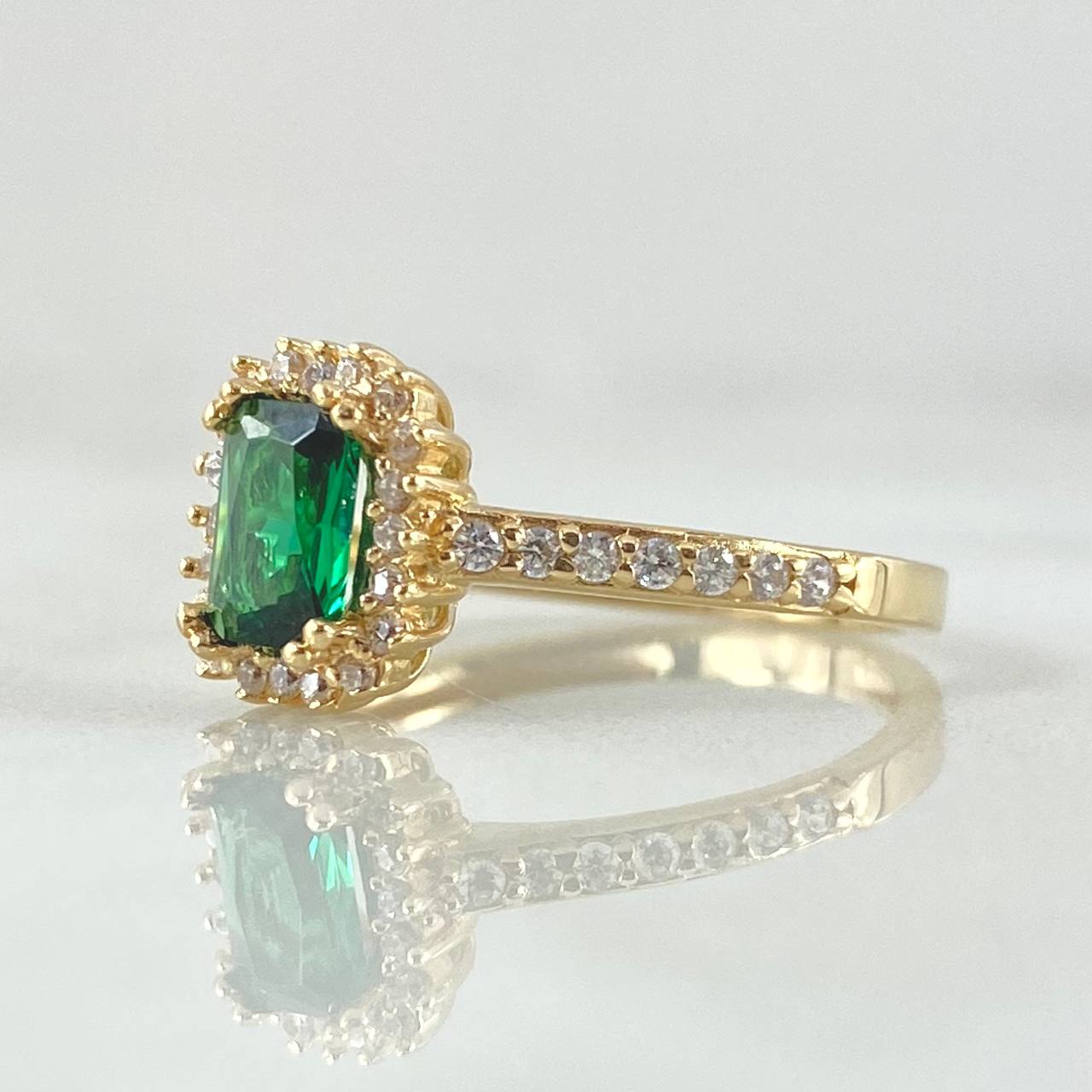 Rectangular Halo Solitaire Ring 2.5gr / Size 6 1/4 / 18K Gold ©