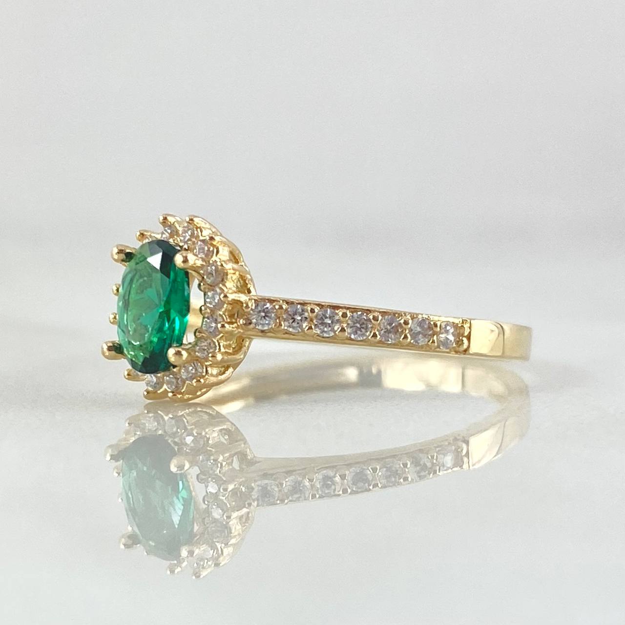 Oval Halo Solitaire Ring 2.3gr / Size 7 1/4 / 18K Gold ©