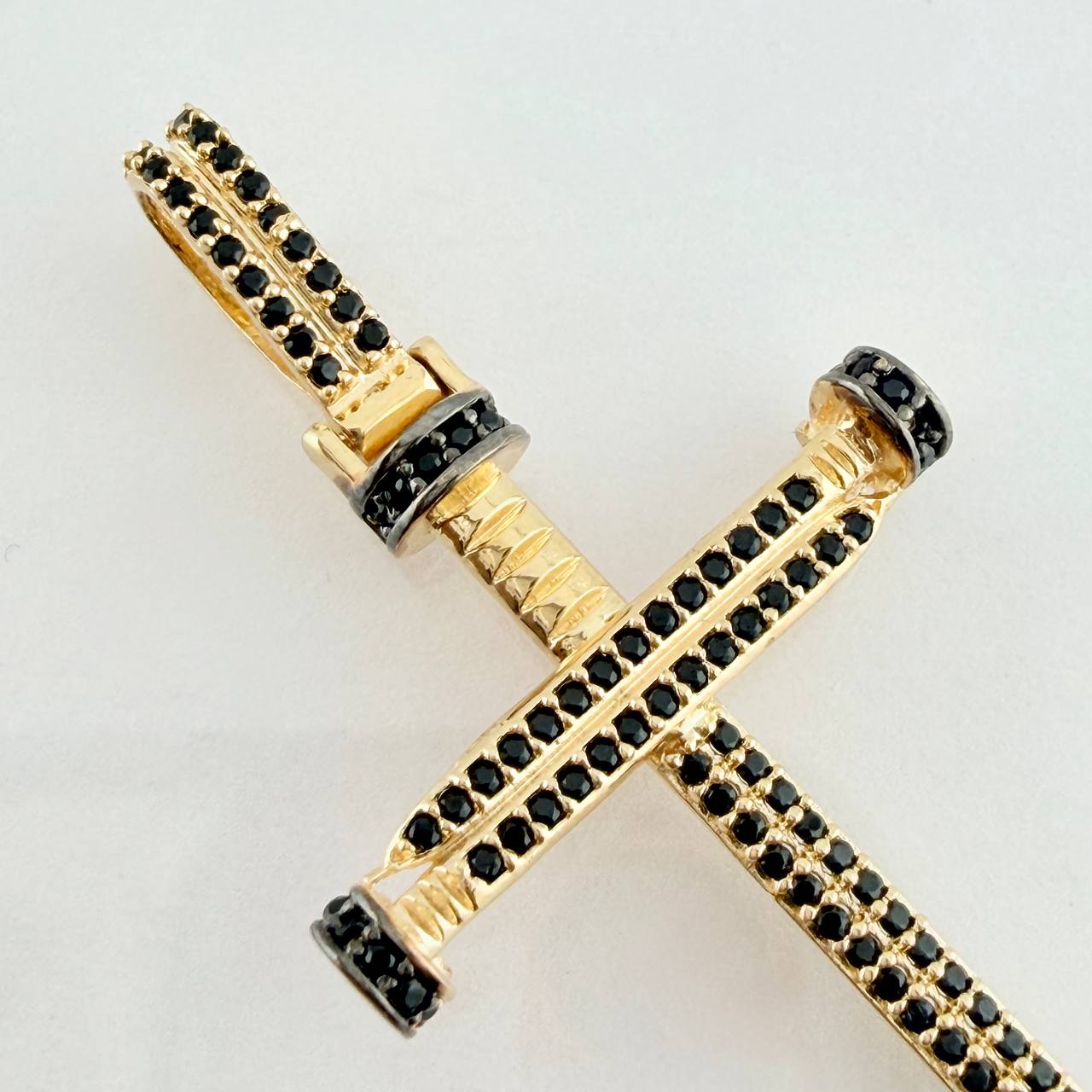 Dije Cruz Clavo 4.1gr / 1 3/4 in / Dos Oros Negro Amarillo 18K &