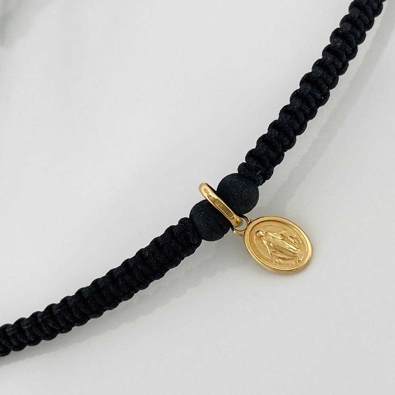 Pulsera Tejida Negra Virgen Milagrosa 0.55gr / Oro Amarillo 18K %