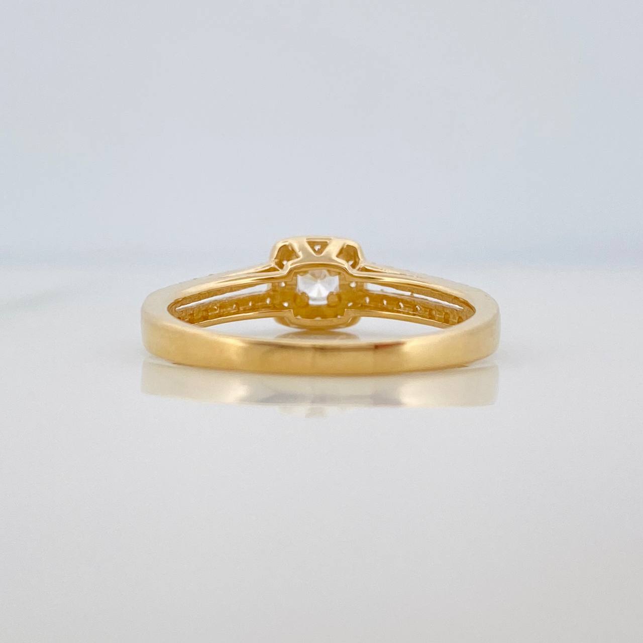 Anillo Halo Cuadrado 2.45gr / T6 1/2 / Oro Amarillo 18K %