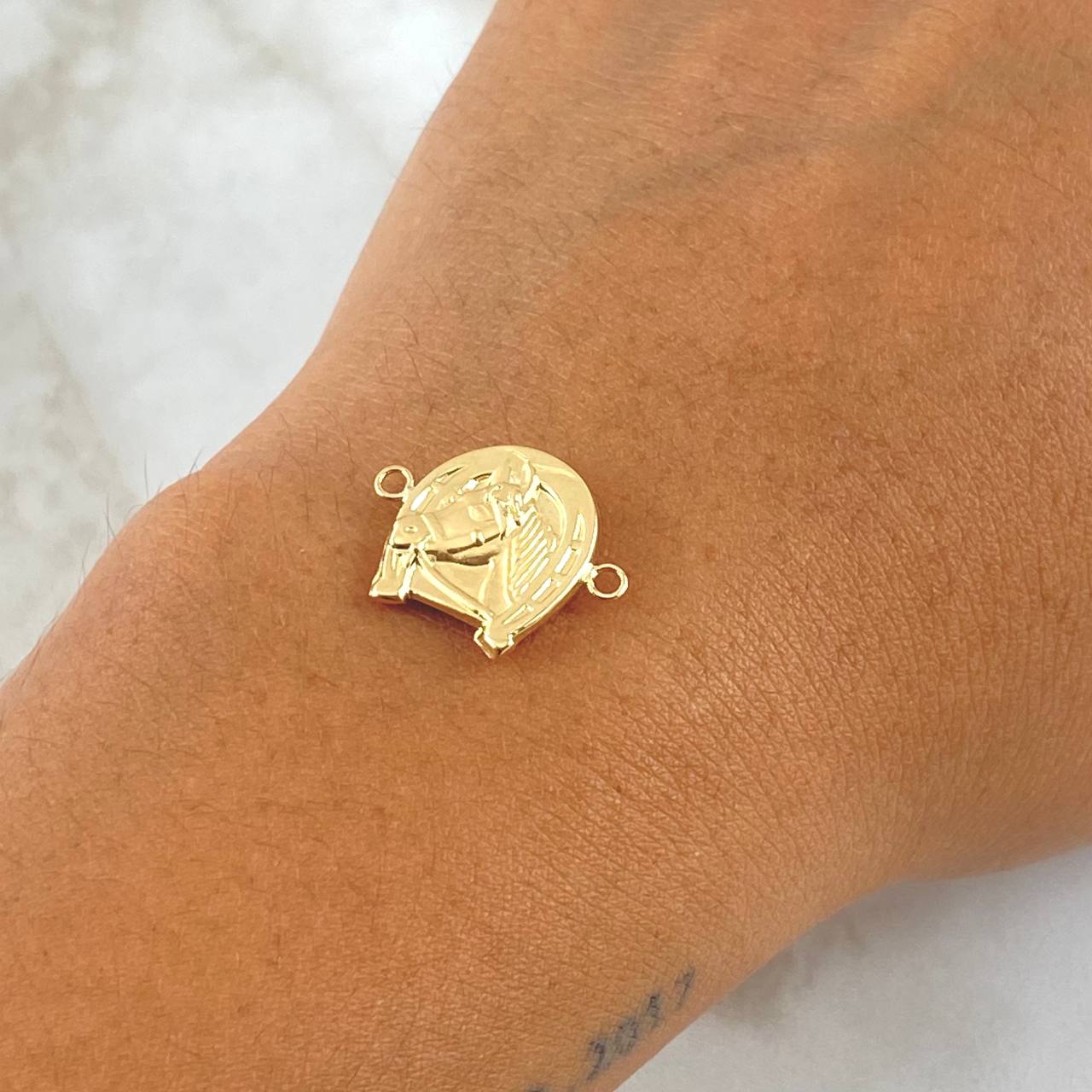 Herraje Herradura Caballo 1.1gr / 2cm / Troqueleado Oro Amarillo 18K ©