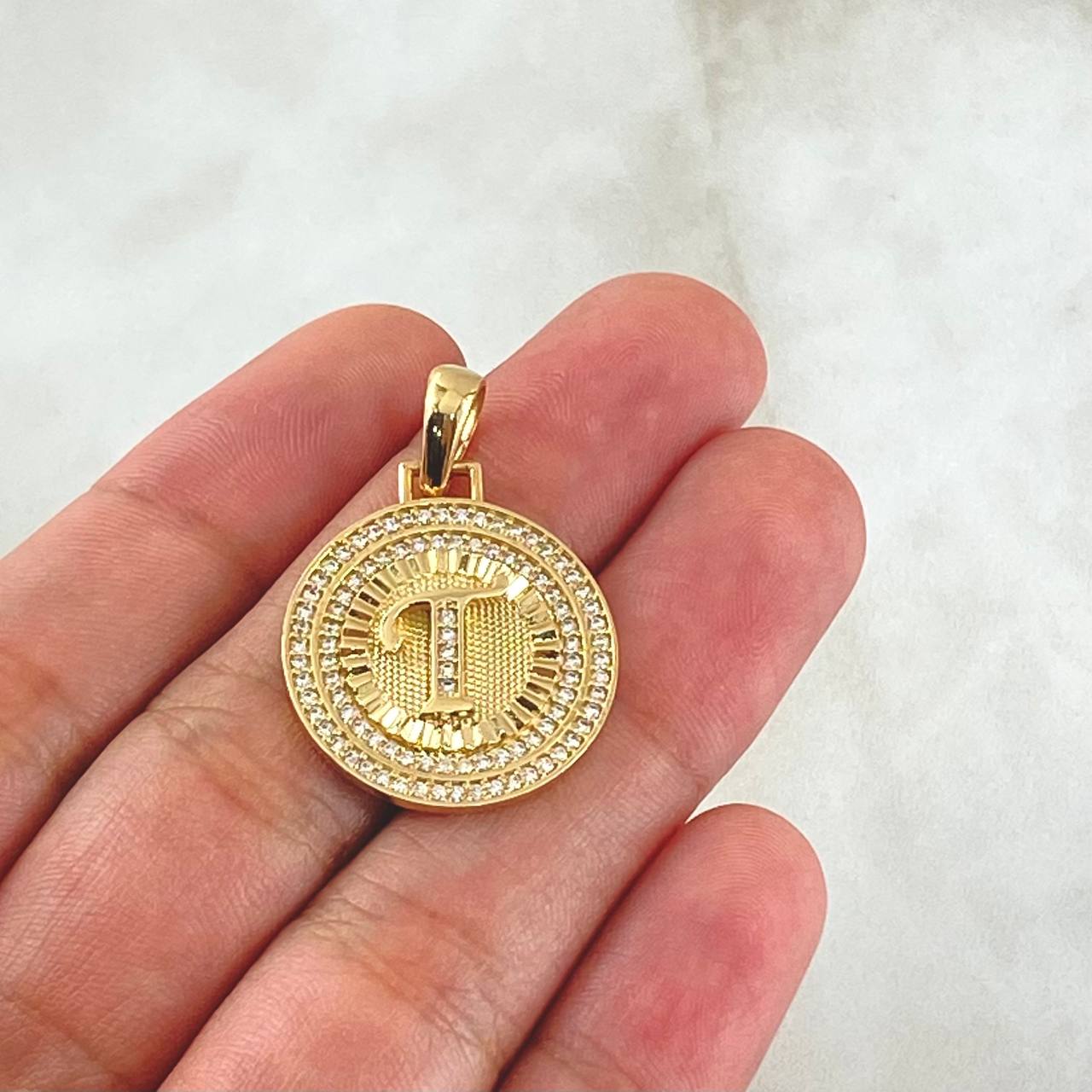 Dije Medalla Letra T 4.5gr / 3cm / Circones Blancos Oro Amarillo 18K