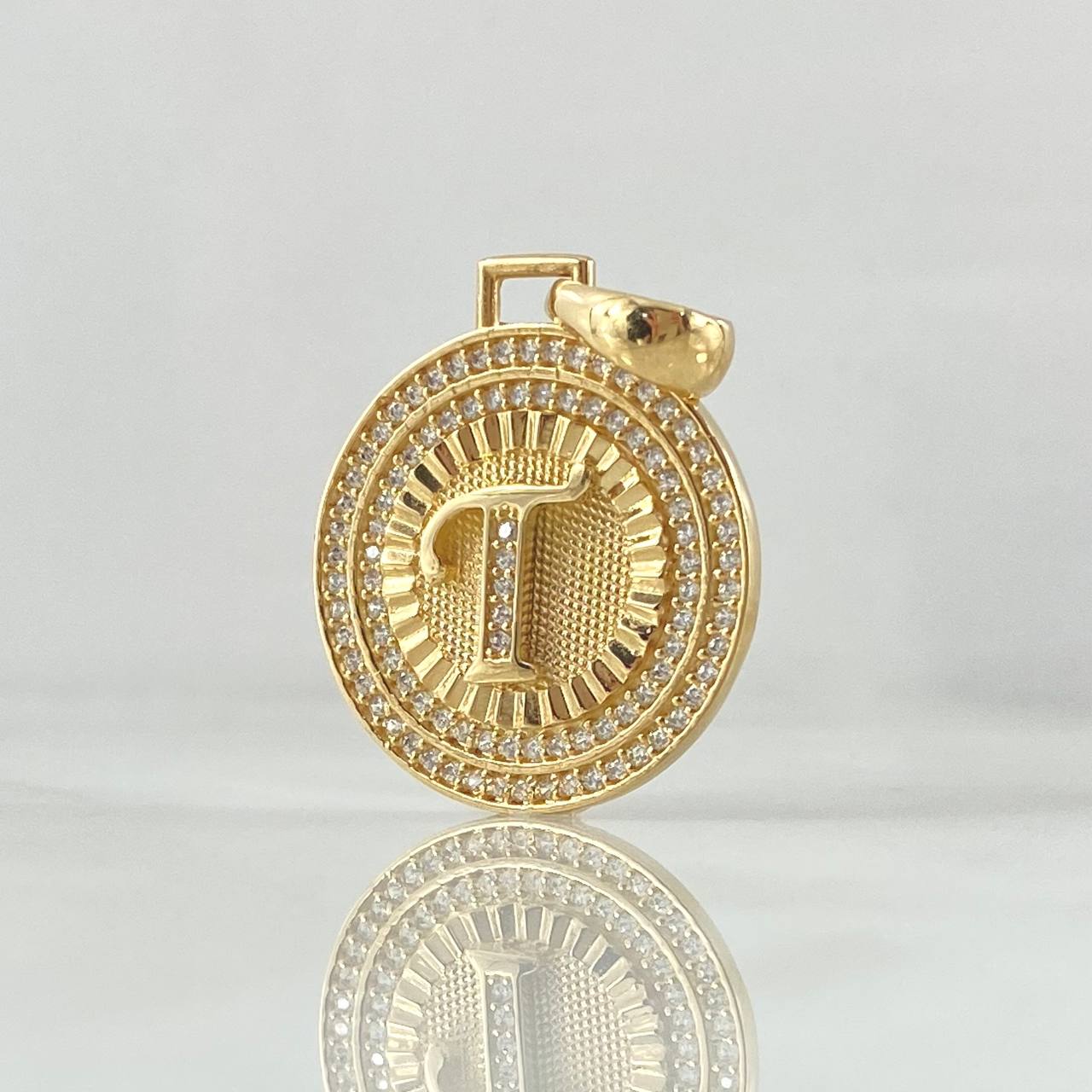 Dije Medalla Letra T 4.5gr / 3cm / Circones Blancos Oro Amarillo 18K