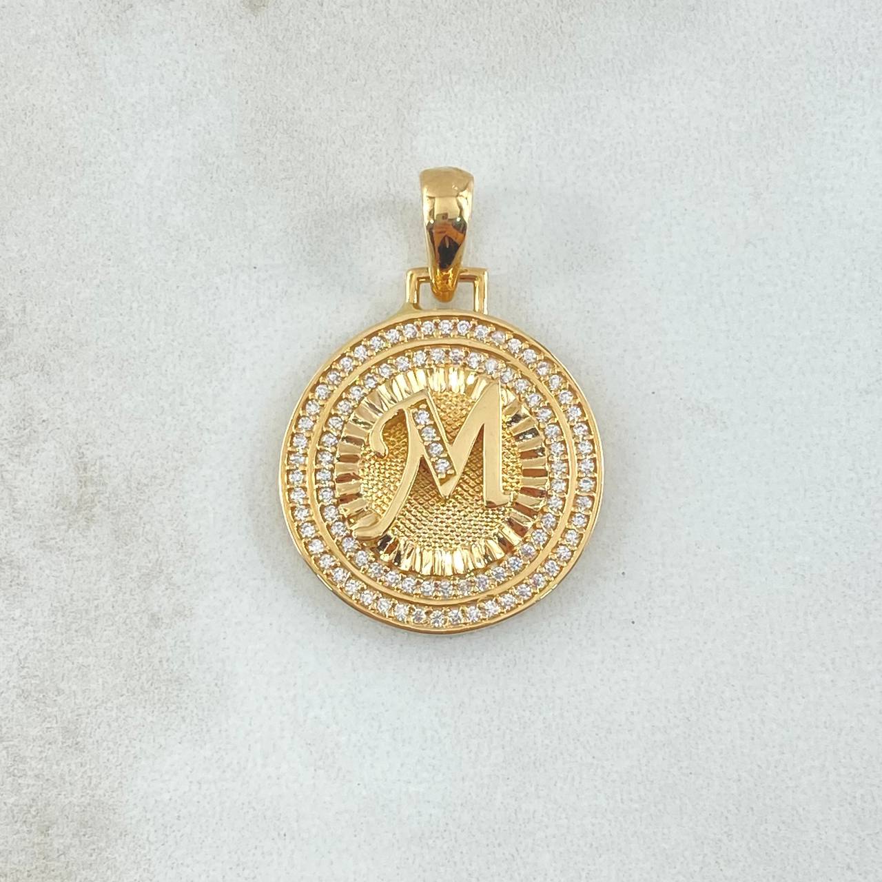 Dije Medalla Letra M 4.65gr / 3cm / Circones Blancos Oro Amarillo 18K