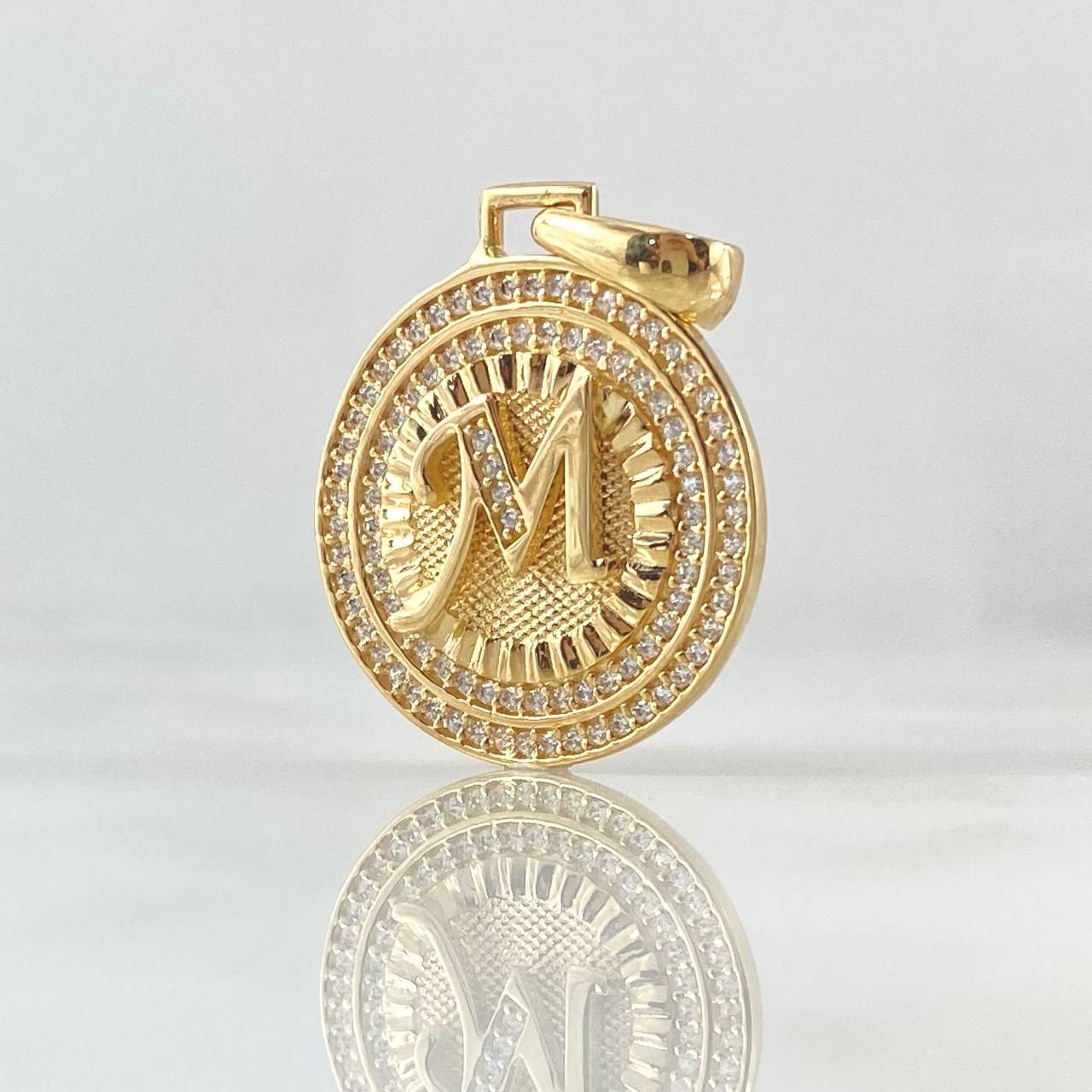 Dije Medalla Letra M 4.65gr / 3cm / Circones Blancos Oro Amarillo 18K