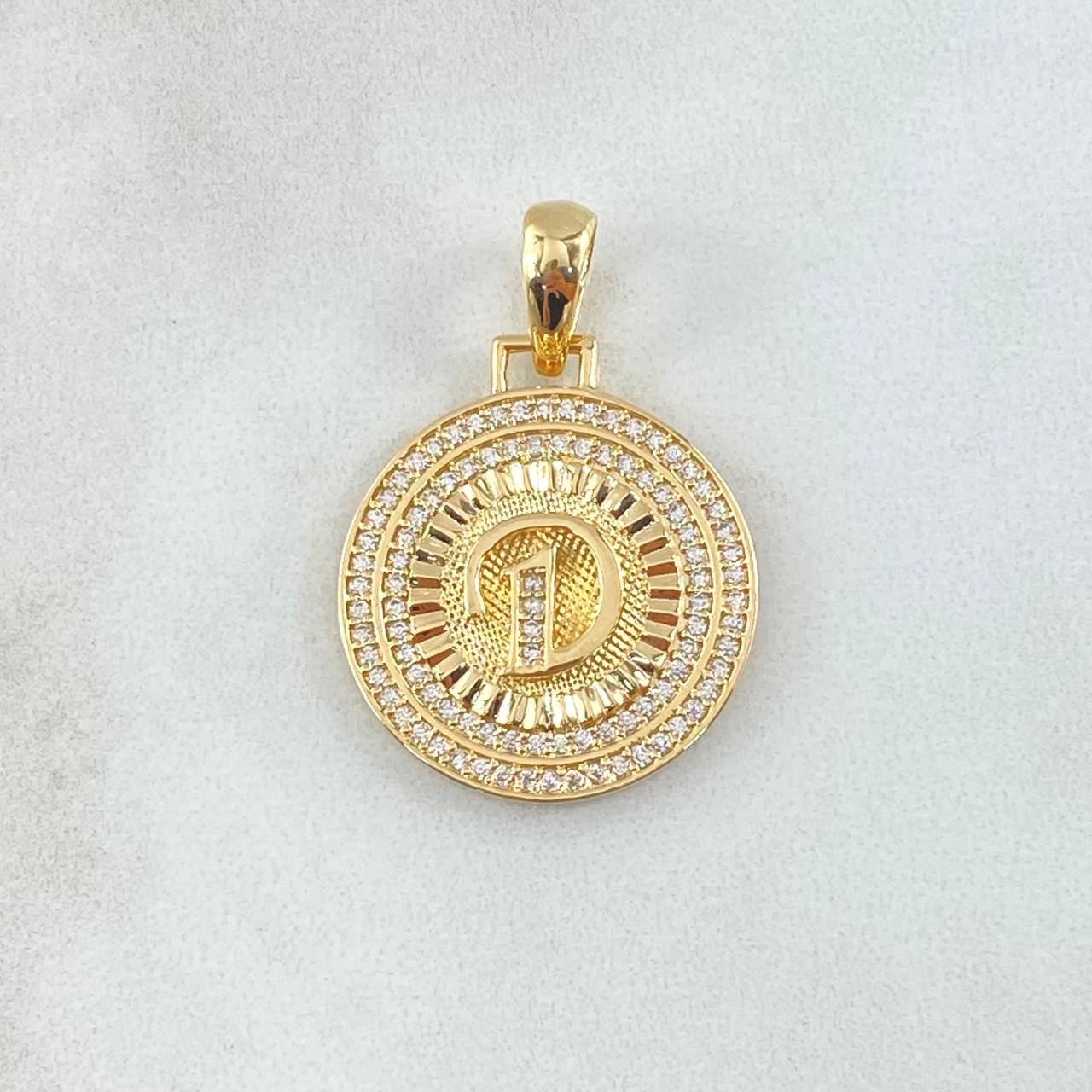 Dije Medalla Letra D 4.45gr / 3.1cm / Circones Blancos Oro Amarillo 18K *