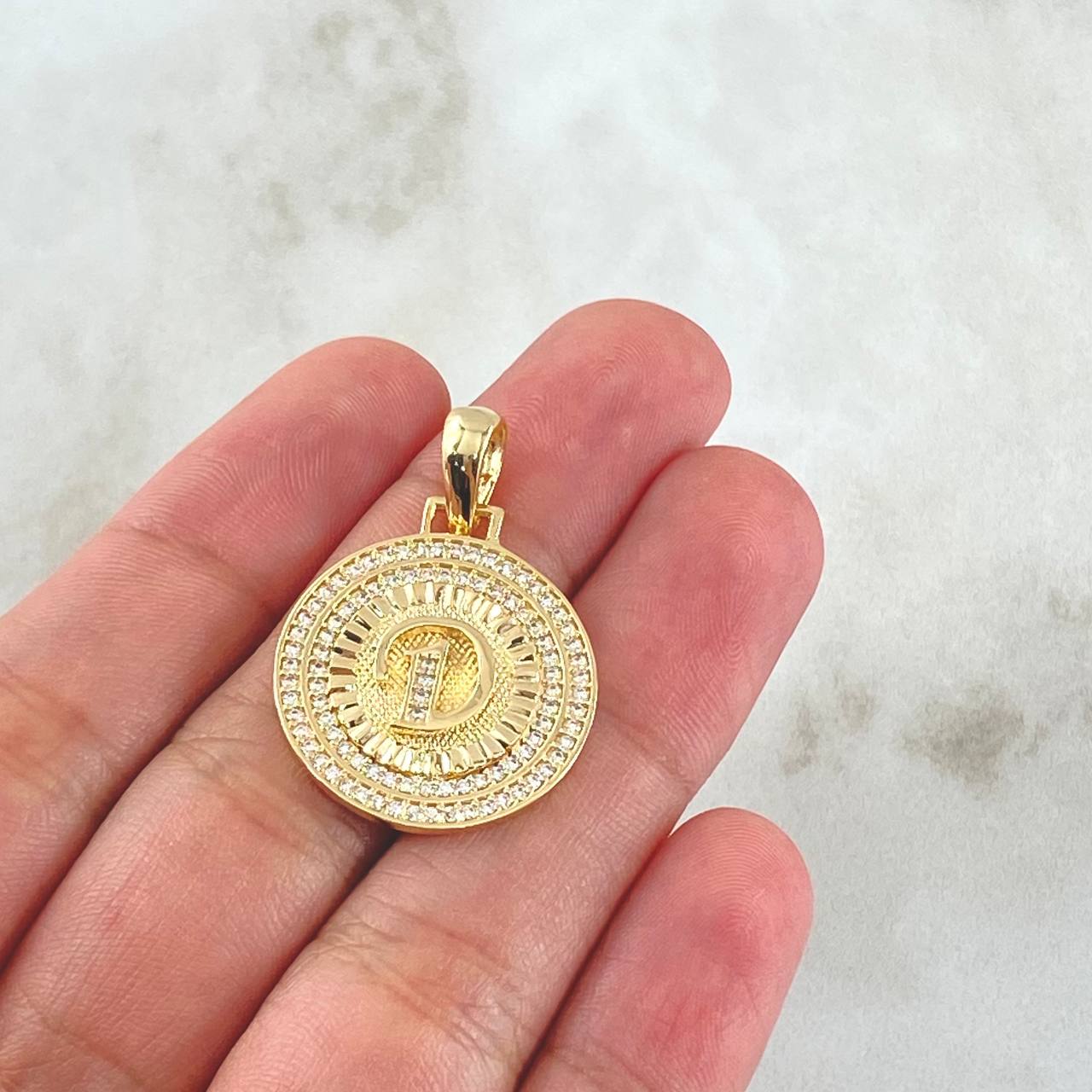 Dije Medalla Letra D 4.4gr / 3.1cm / Circones Blancos Oro Amarillo 18K ©