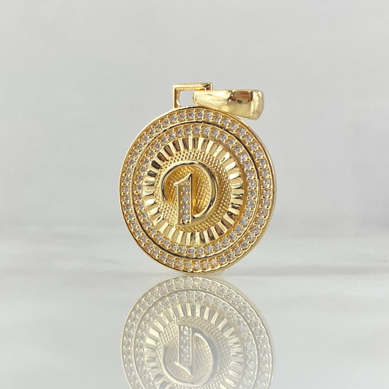 Dije Medalla Letra D 4.45gr / 3.1cm / Circones Blancos Oro Amarillo 18K *