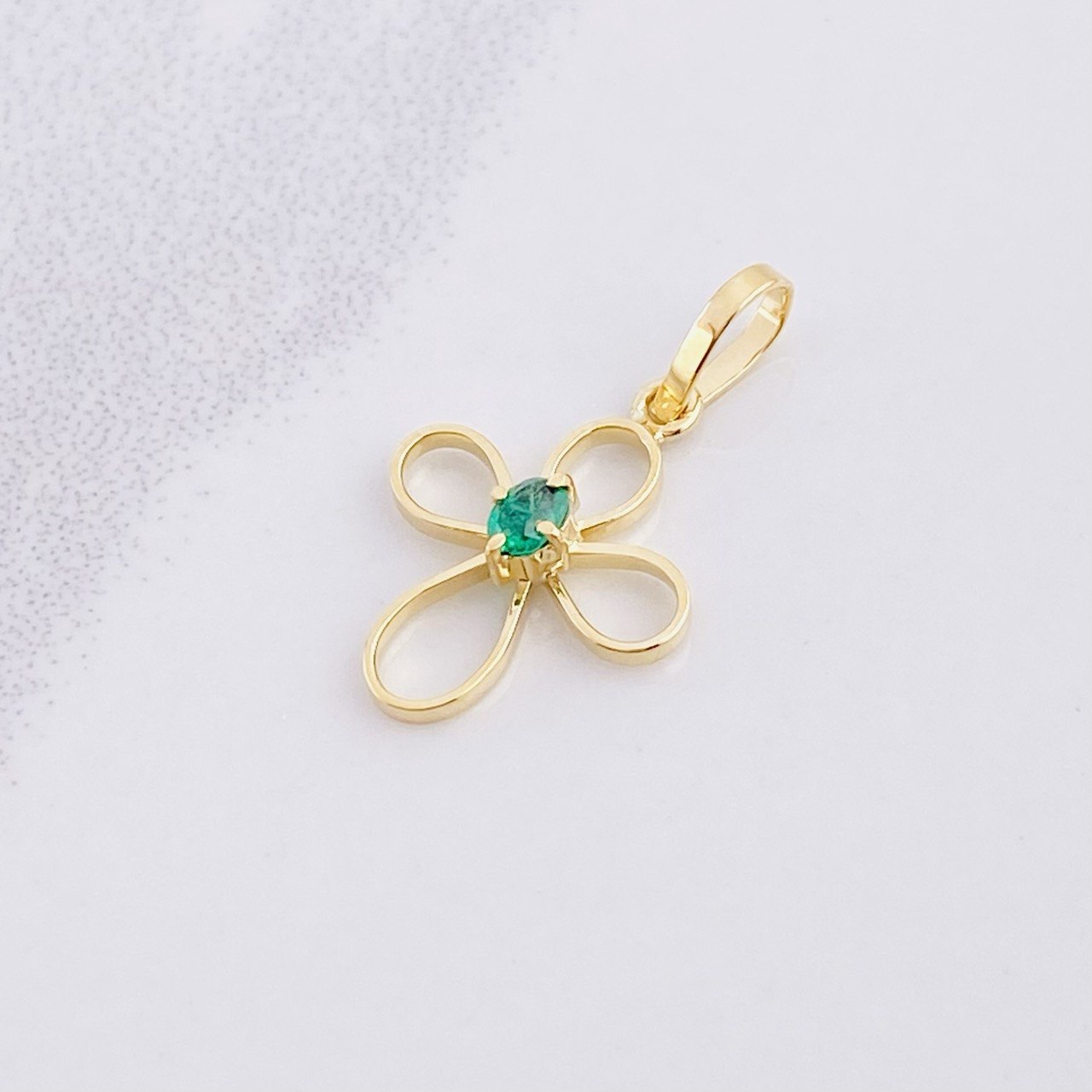 Pendant Emerald Cross 5pts 0.6g / 3/4 in Yellow Gold 18K