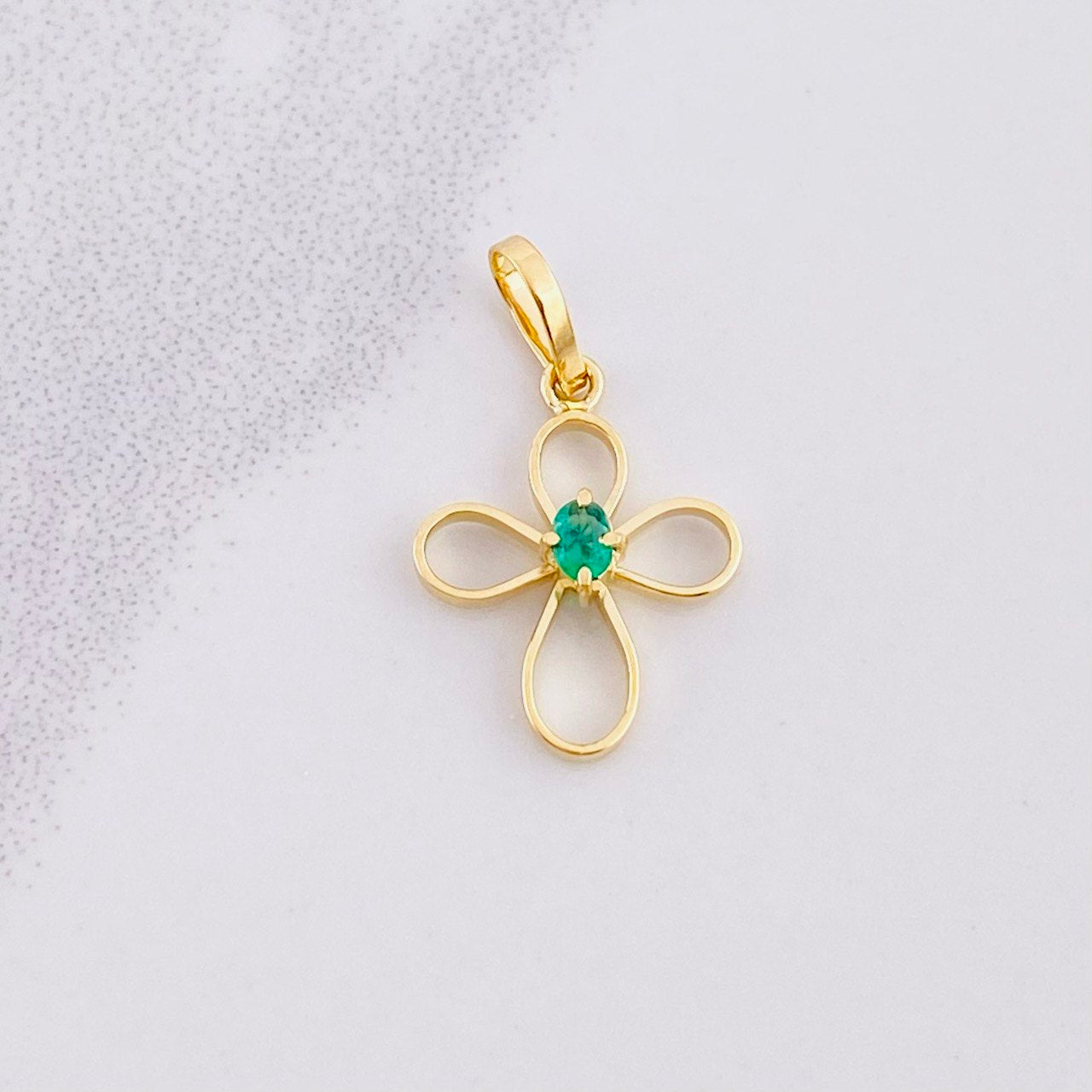 Pendant Emerald Cross 5pts 0.6g / 3/4 in Yellow Gold 18K