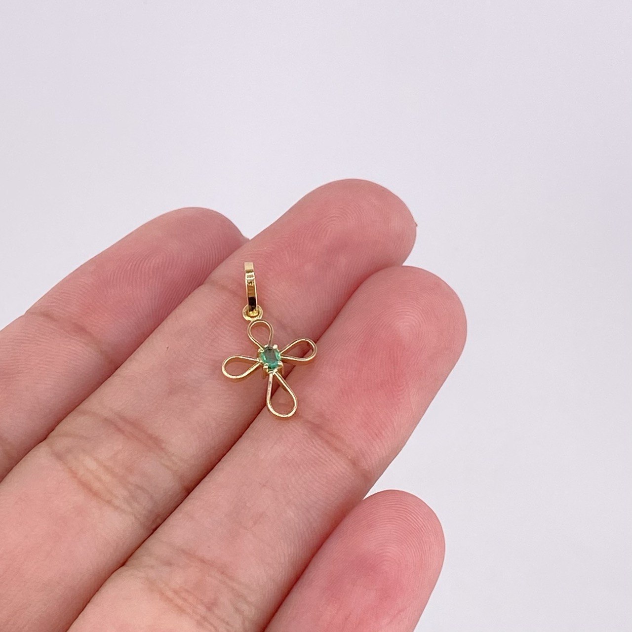 Pendant Emerald Cross 3pts 0.5g / 3/4 in Yellow Gold 18K