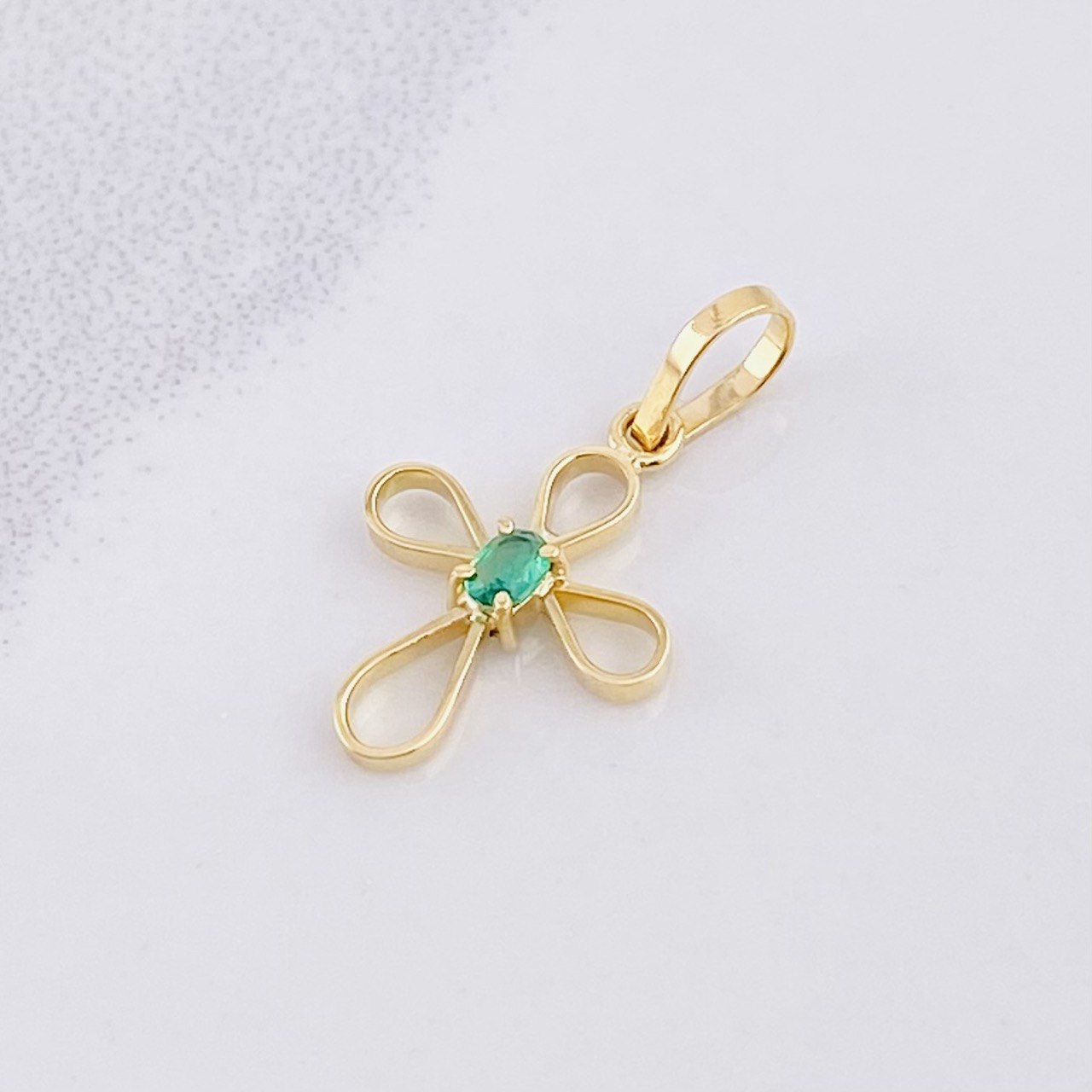 Pendant Emerald Cross 3pts 0.5g / 3/4 in Yellow Gold 18K