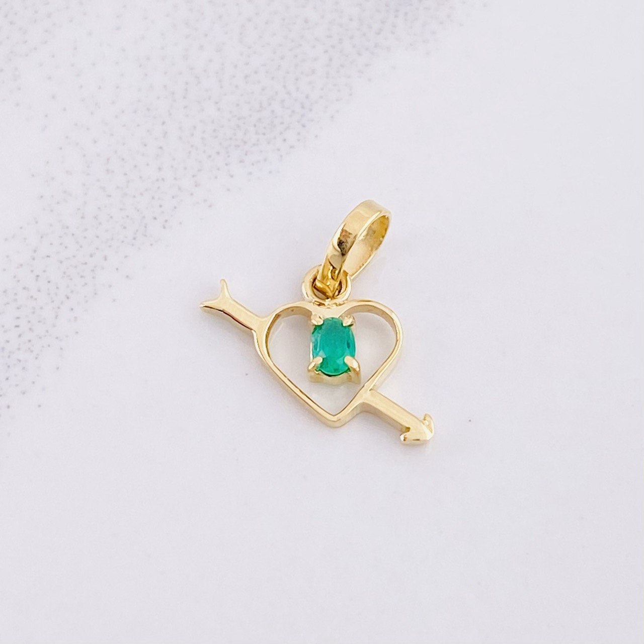 Pendant Heart with Arrow Emerald 6pts 0.35g / 1/2 in Yellow Gold 18K