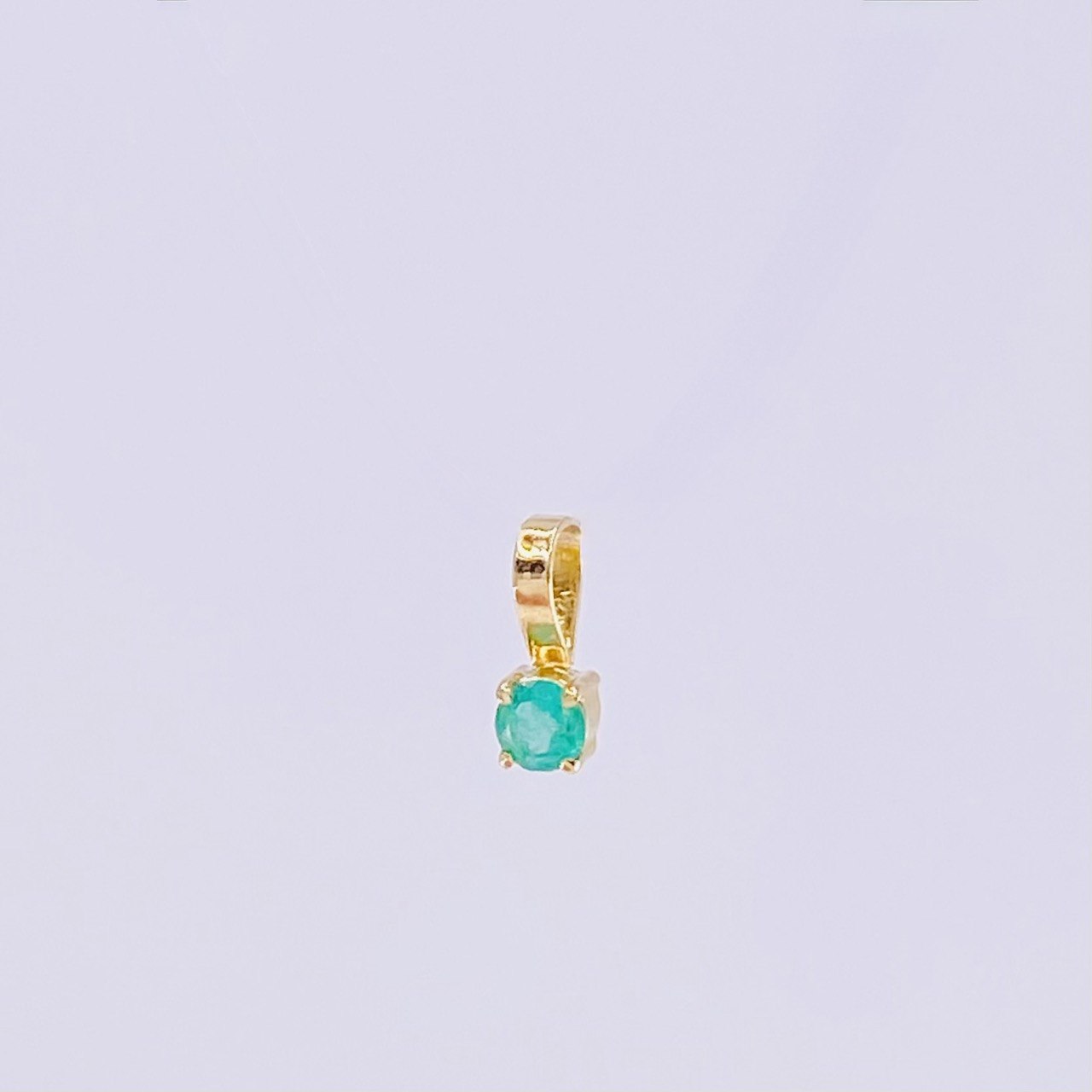 Dije Redondo Esmeralda 5pts 0.15g / 1/4 in Oro Amarillo 18K