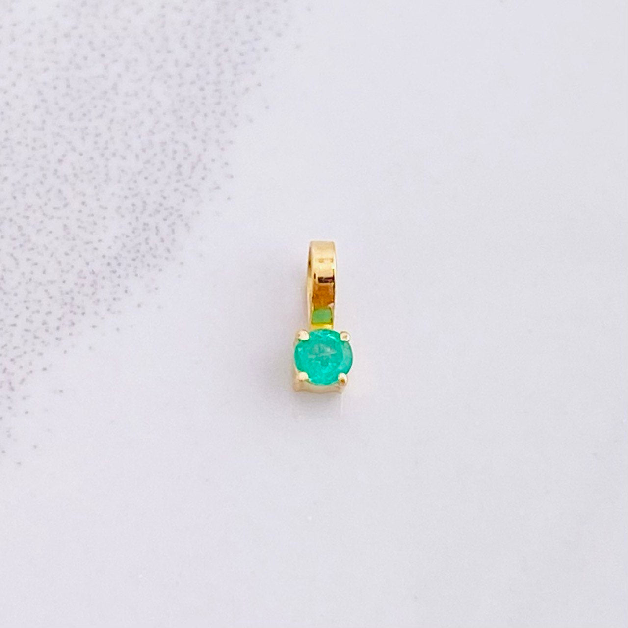 Dije Redondo Esmeralda 5pts 0.15g / 1/4 in Oro Amarillo 18K