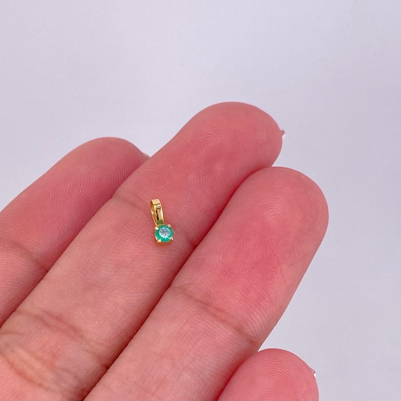 Dije Redondo Esmeralda 5pts 0.15g / 1/4 in Oro Amarillo 18K
