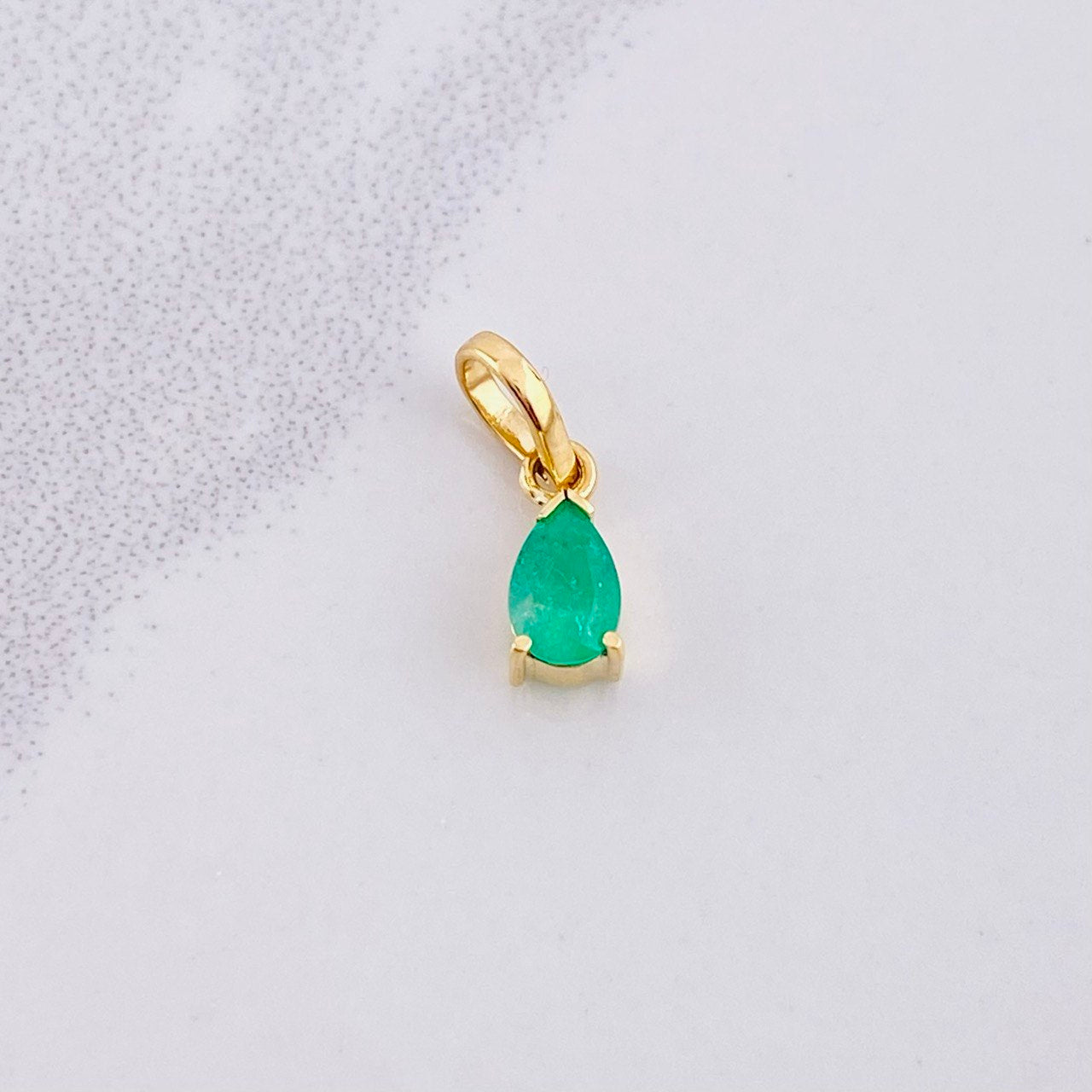 Pendant Emerald Drop 25pts 0.3g / 1/2 in 18K Yellow Gold