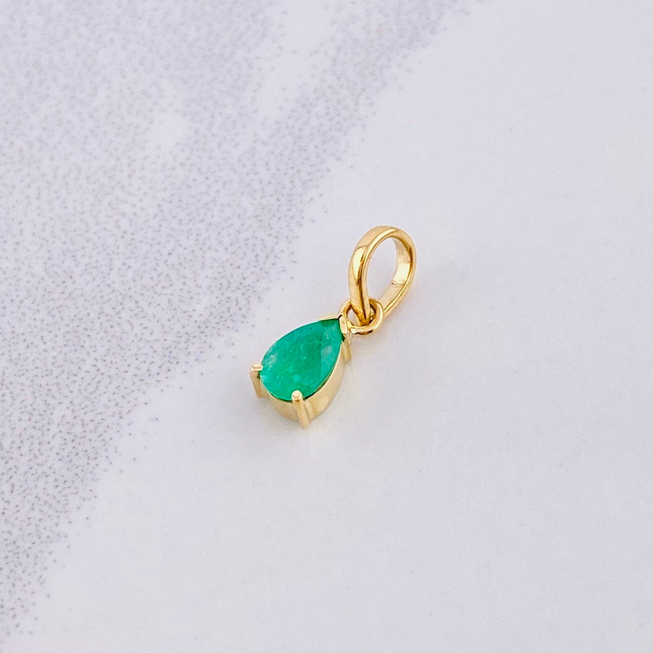 Pendant Emerald Drop 25pts 0.3g / 1/2 in 18K Yellow Gold