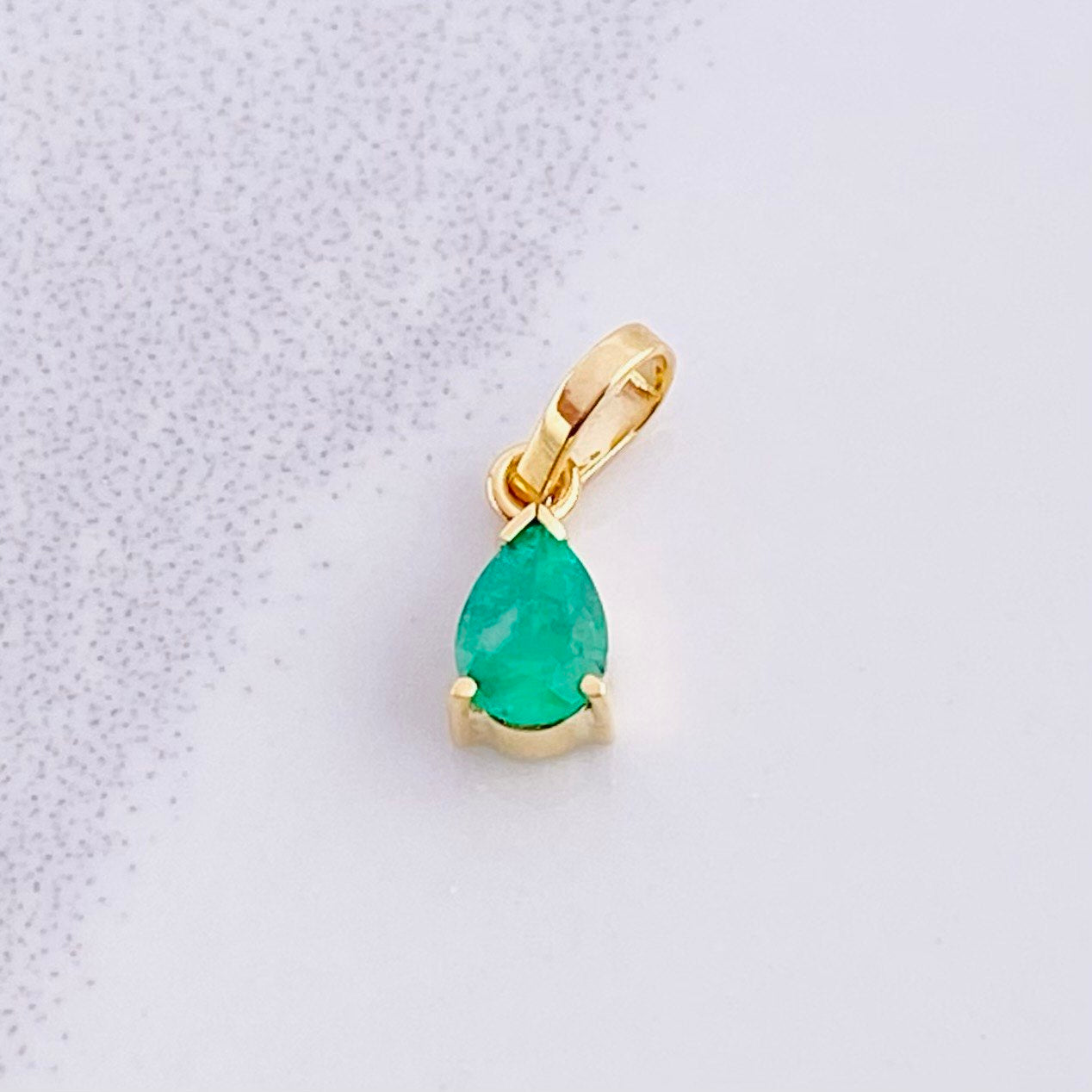 Pendant Emerald Drop 30pts 0.45g / 1/2 in 18K Yellow Gold