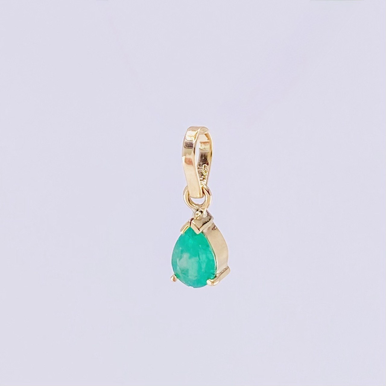 Pendant Emerald Drop 30pts 0.45g / 1/2 in 18K Yellow Gold