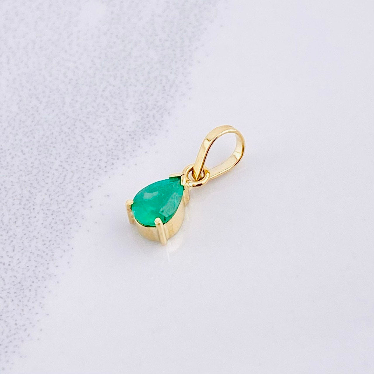 Pendant Emerald Drop 30pts 0.45g / 1/2 in 18K Yellow Gold