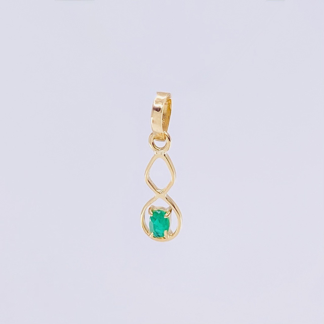 Dije Infinito Esmeralda 6pts 0.3g / 3/4 in Oro Amarillo 18K