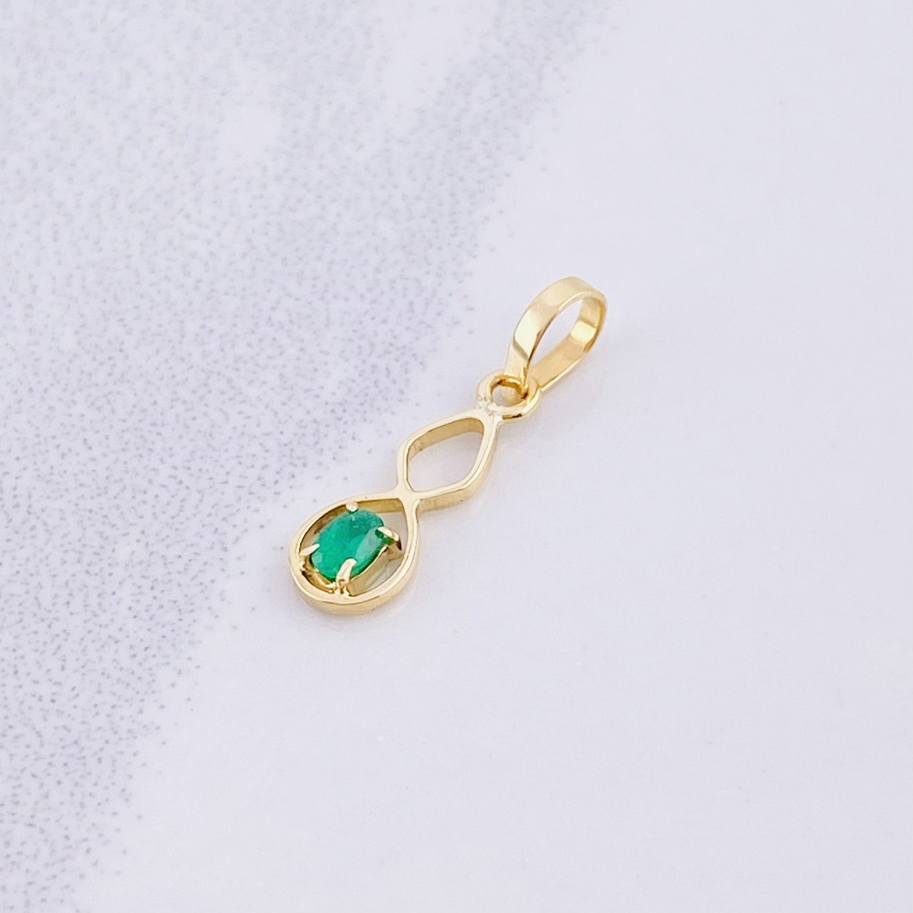 Dije Infinito Esmeralda 6pts 0.3g / 3/4 in Oro Amarillo 18K