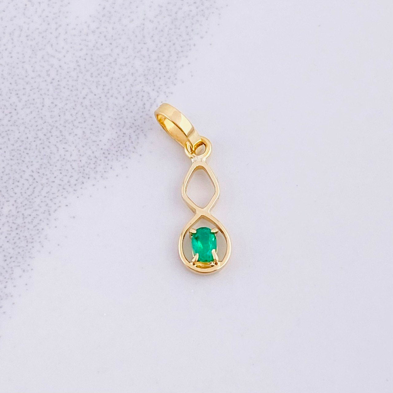 Dije Infinito Esmeralda 6pts 0.3g / 3/4 in Oro Amarillo 18K