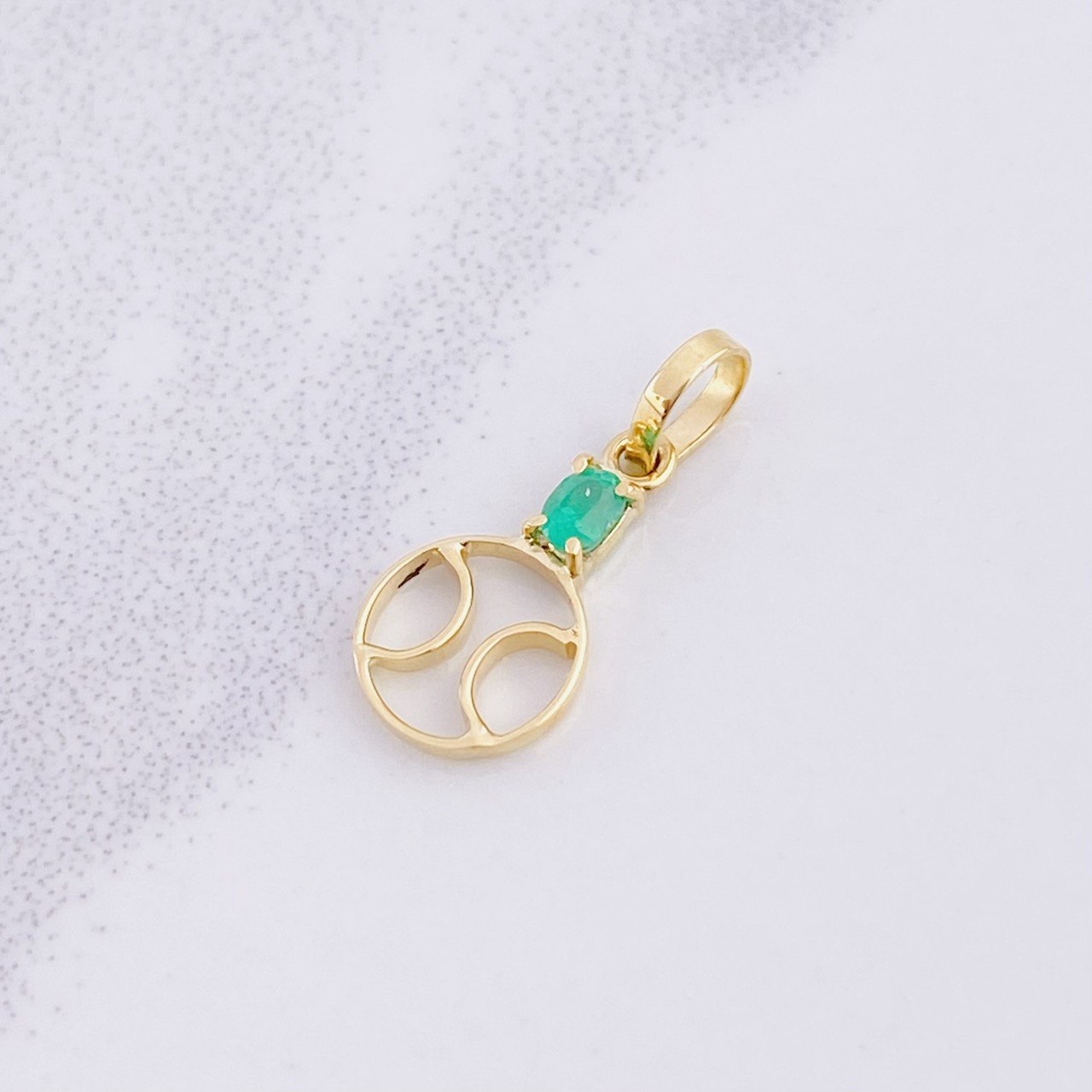Pendant Tennis Ball Emerald 8pts 0.4g / 3/4 in 18K Yellow Gold