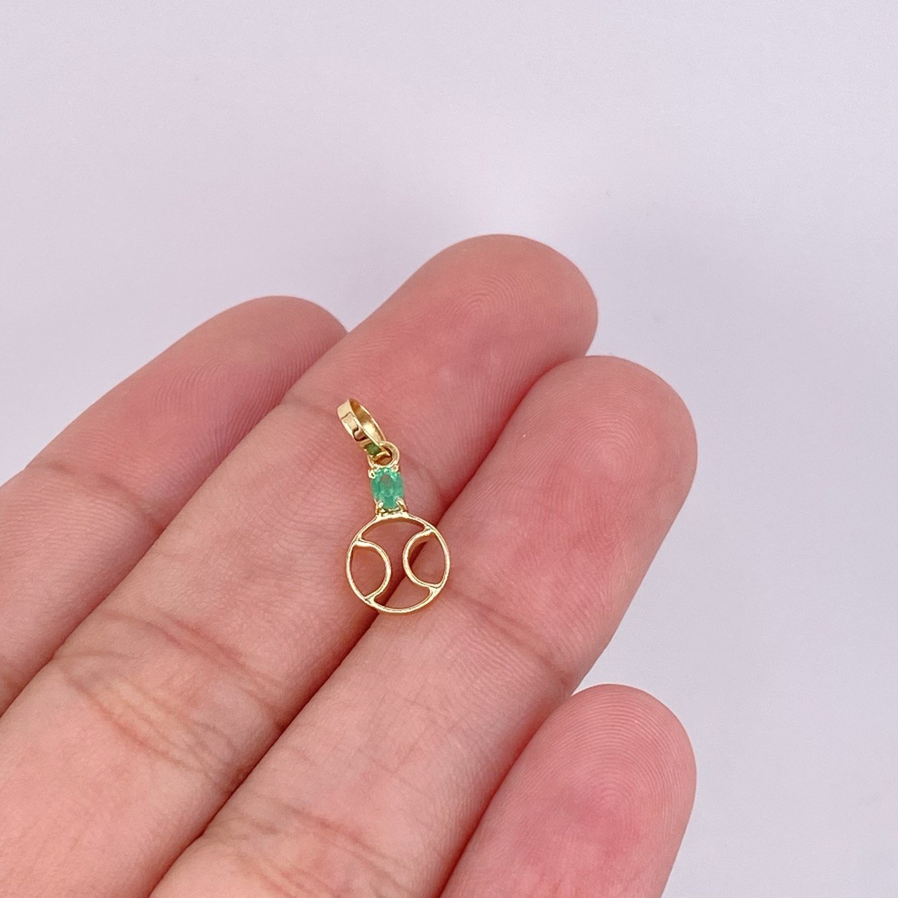Pendant Tennis Ball Emerald 8pts 0.4g / 3/4 in 18K Yellow Gold