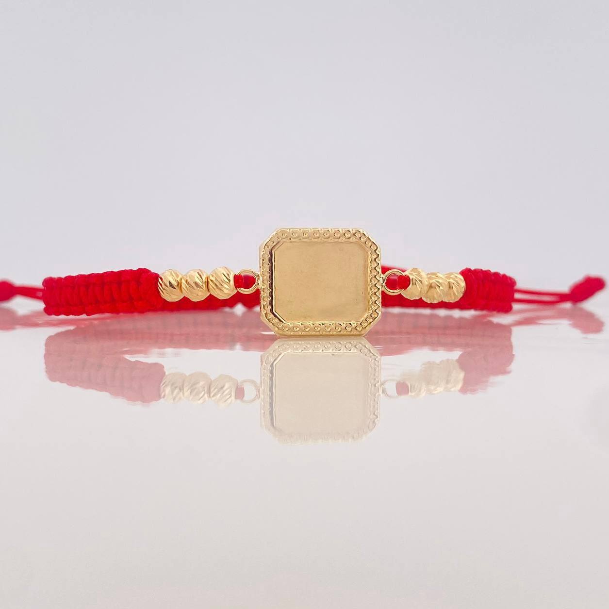 Pulsera Tejida Roja Placa Cuadrada Oro Amarillo 18K
