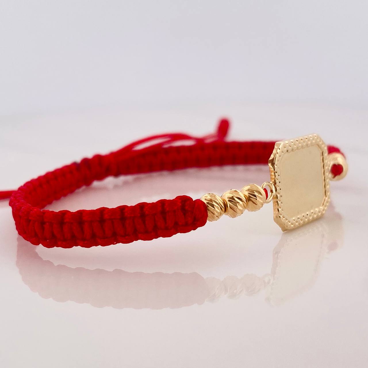 Pulsera Tejida Roja Placa Cuadrada Oro Amarillo 18K