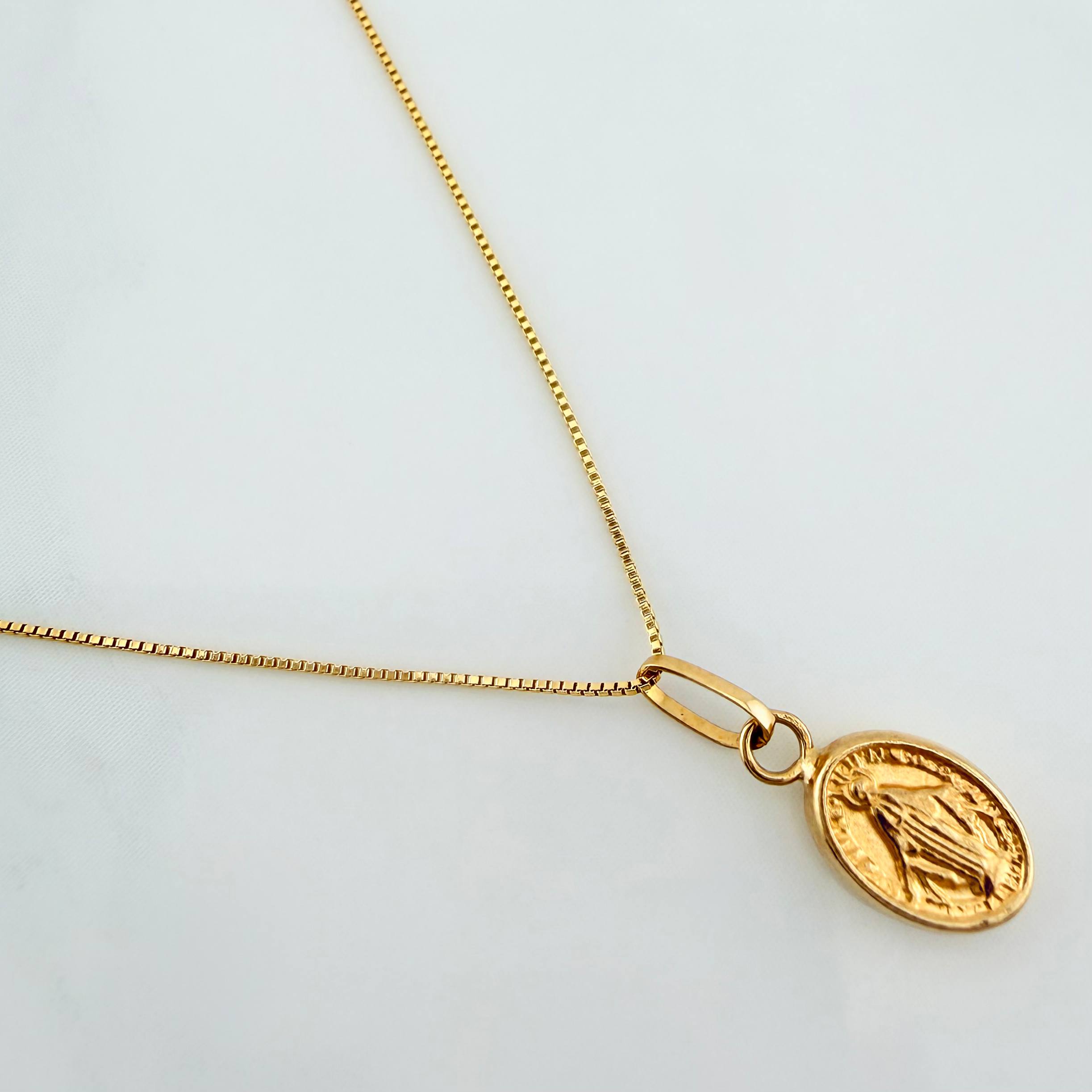 Venetian Chain Set + Miraculous Virgin Pendant / 1.2g / 17 3/4 in 18K Yellow Gold