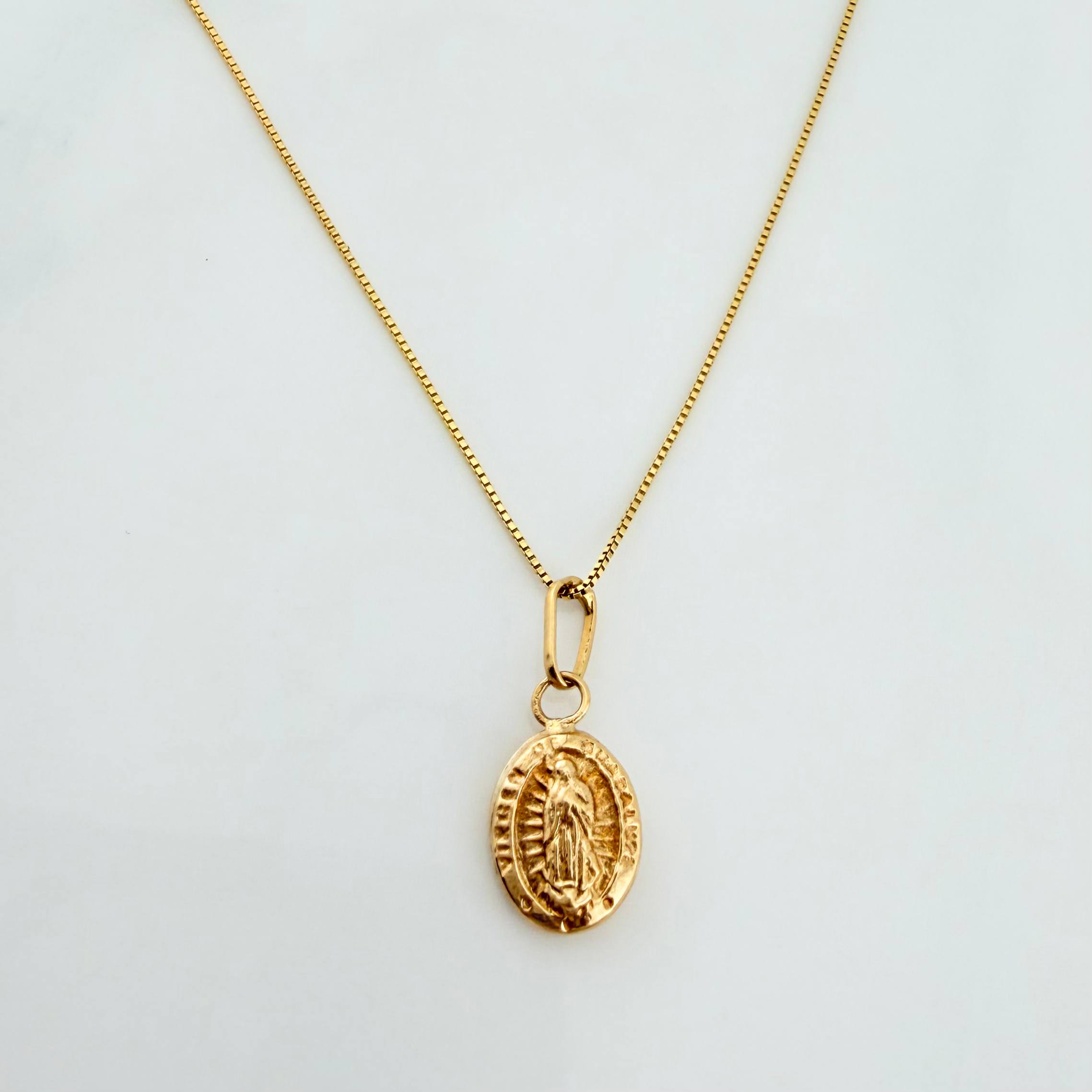 Venetian Chain Set + Virgin of Guadalupe Pendant / 1.1g / 17 3/4 in 18K Yellow Gold
