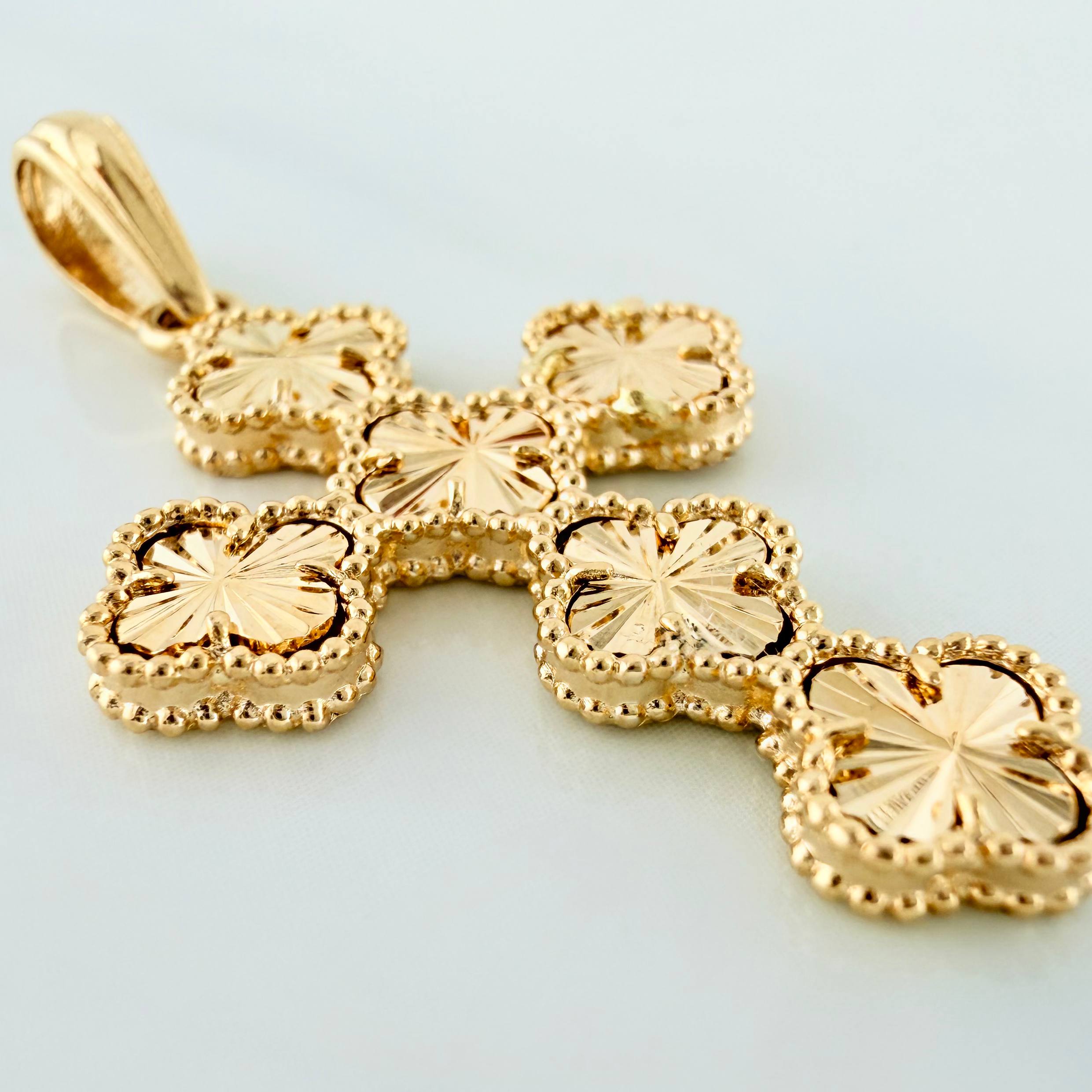 Clover Cross Pendant 4.35 g / 1 1/2 in 18K Yellow Gold