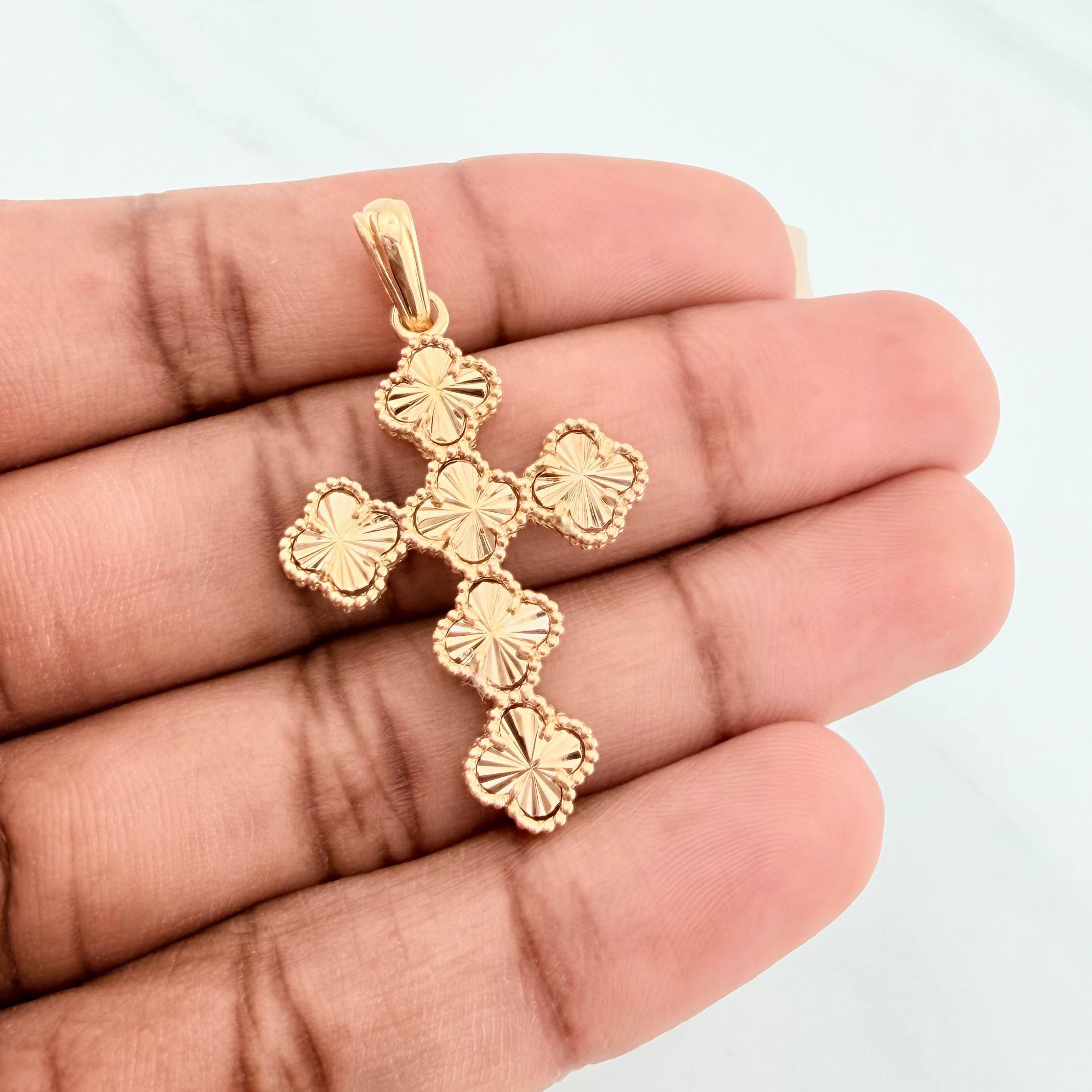 Clover Cross Pendant 4.35 g / 1 1/2 in 18K Yellow Gold