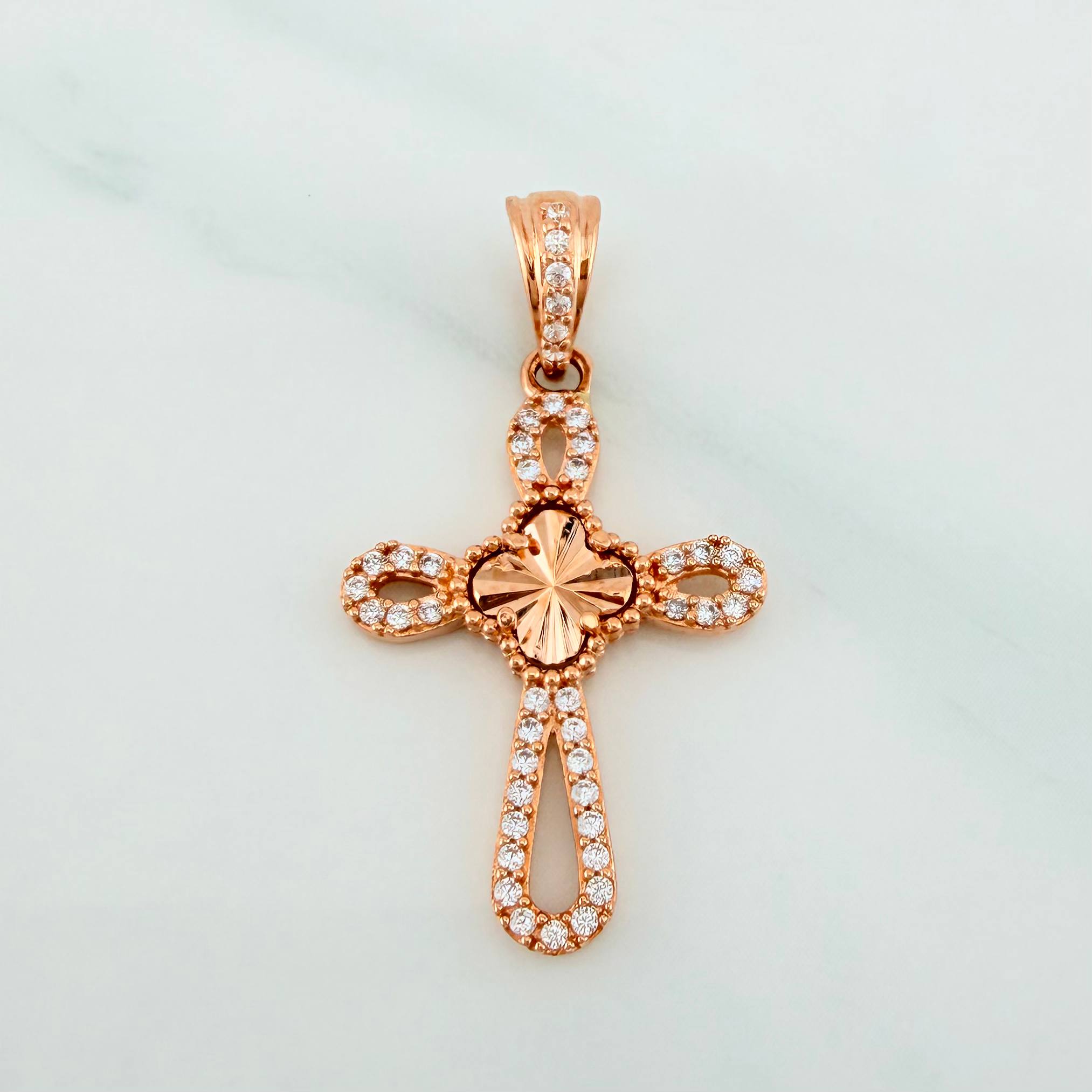 Dije Cruz Trebol 1.85 g / 1 1/4 in Oro Rosa 18K