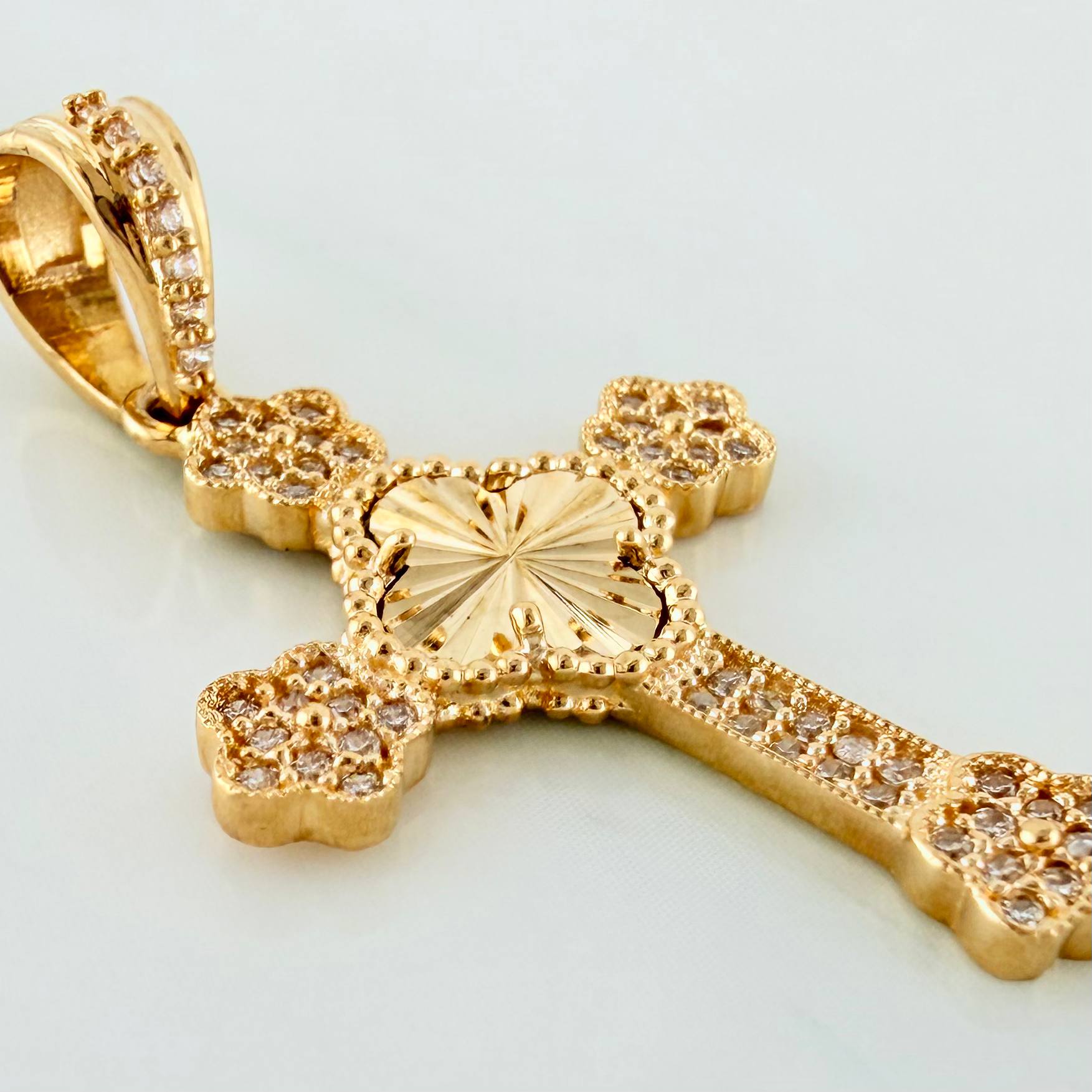 Clover Cross Pendant Flowers 3.25 g / 1 1/2 in 18K Yellow Gold
