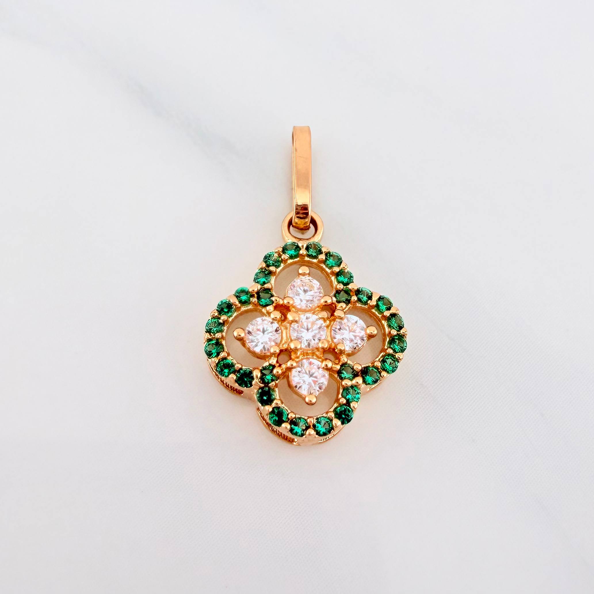 Double Clover Pendant 1.4 g / 3/4 in 18K Yellow Gold