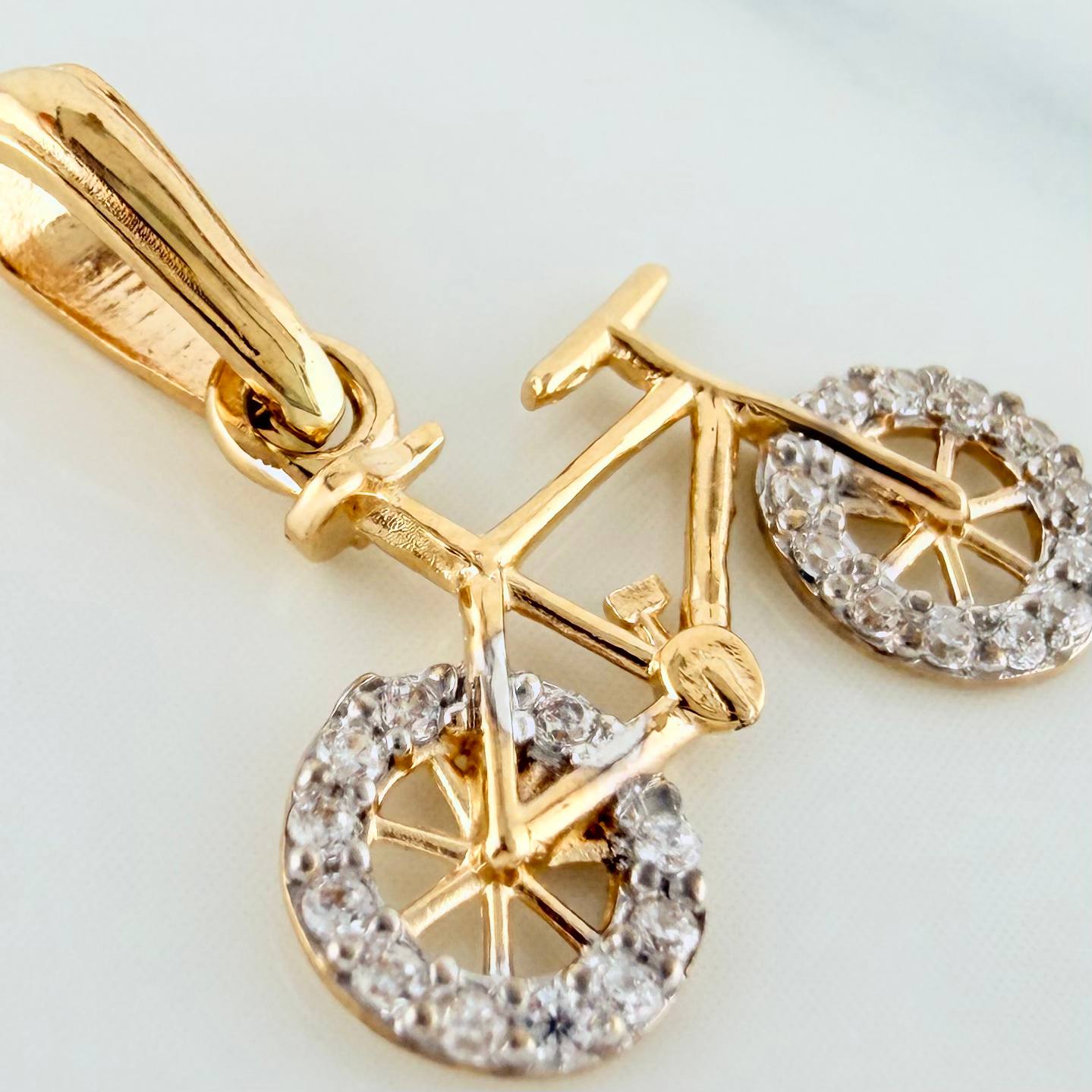 Dije Bicicleta 0.95 g / 3/4 in Dos Oros Amarillo Blanco 18K