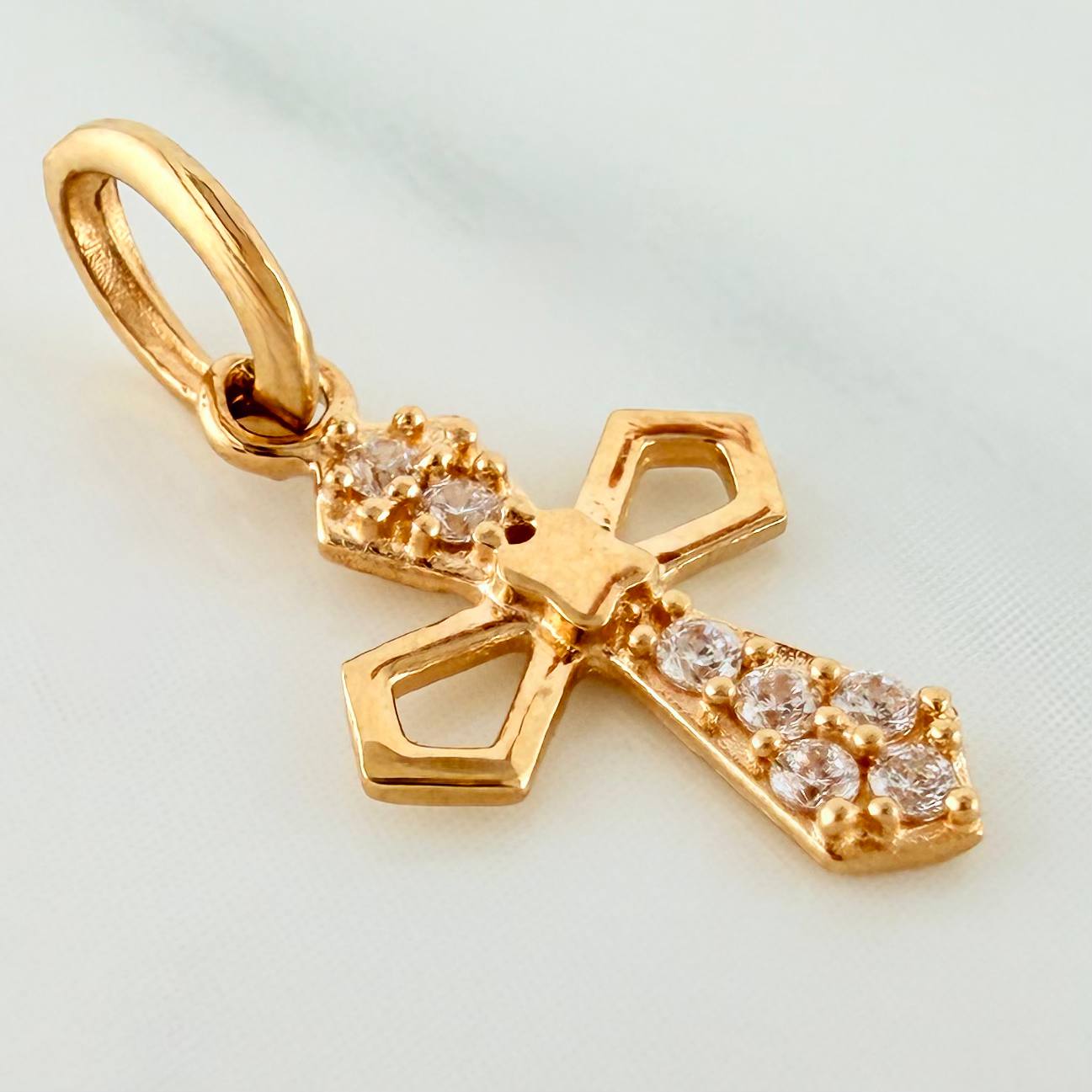Dije Cruz Gotica 0.55 g / 3/4 in Oro Amarillo 18K