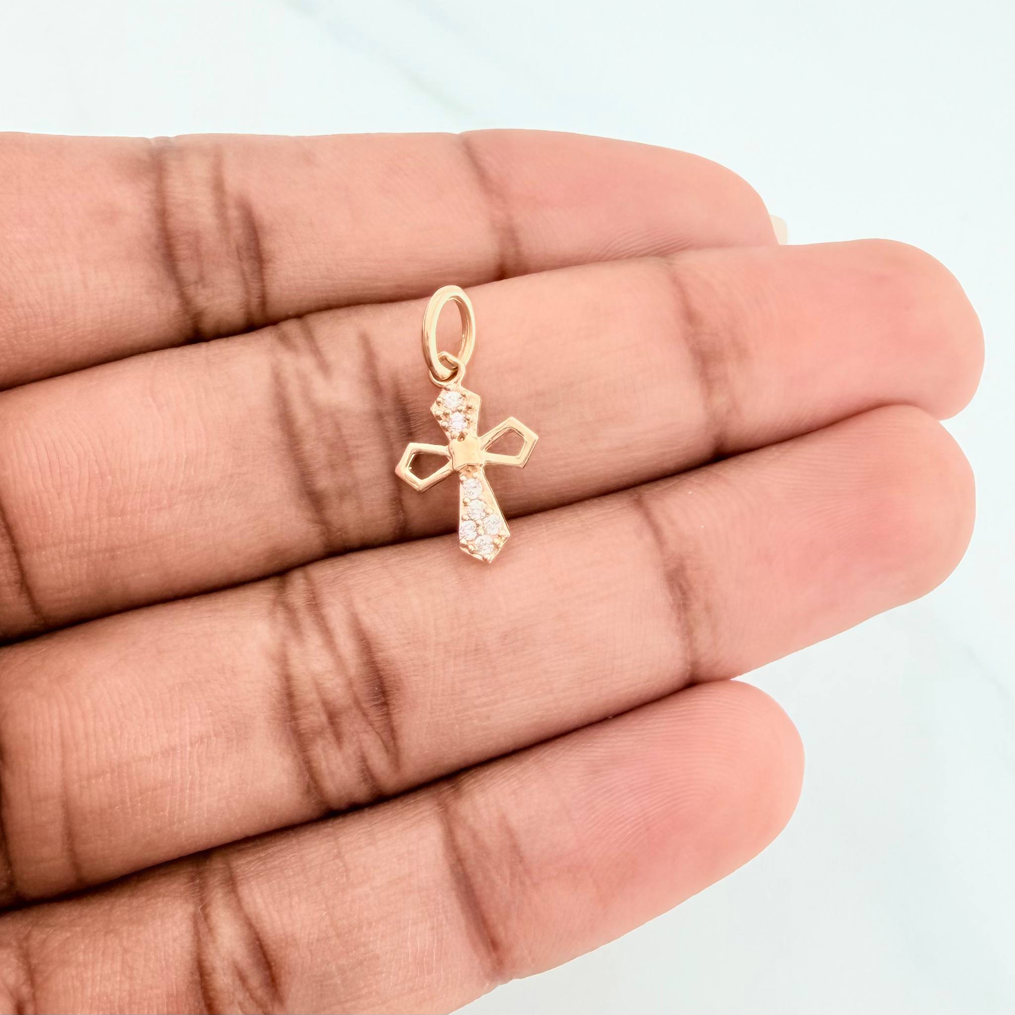 Dije Cruz Gotica 0.6 g / 3/4 in Oro Amarillo 18K